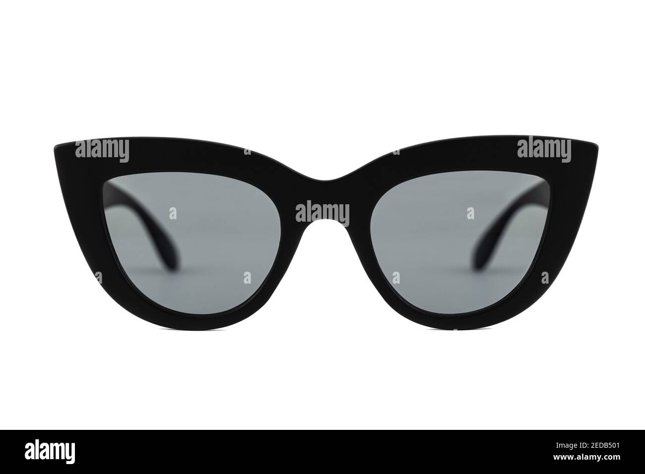 Schwarze auffällige Katzenaugensonnenbrille mit klaren Linsen und dicken Rahmen isoliert auf weißem Hintergrund. Vorderansicht. Stockfoto