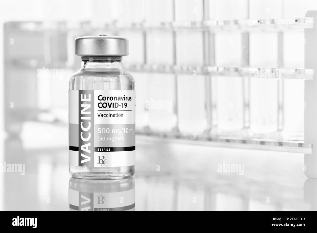 Coronavirus COVID-19 Impfstoff Fläschchen nahe Teströhrchen auf reflektierender Oberfläche. Stockfoto