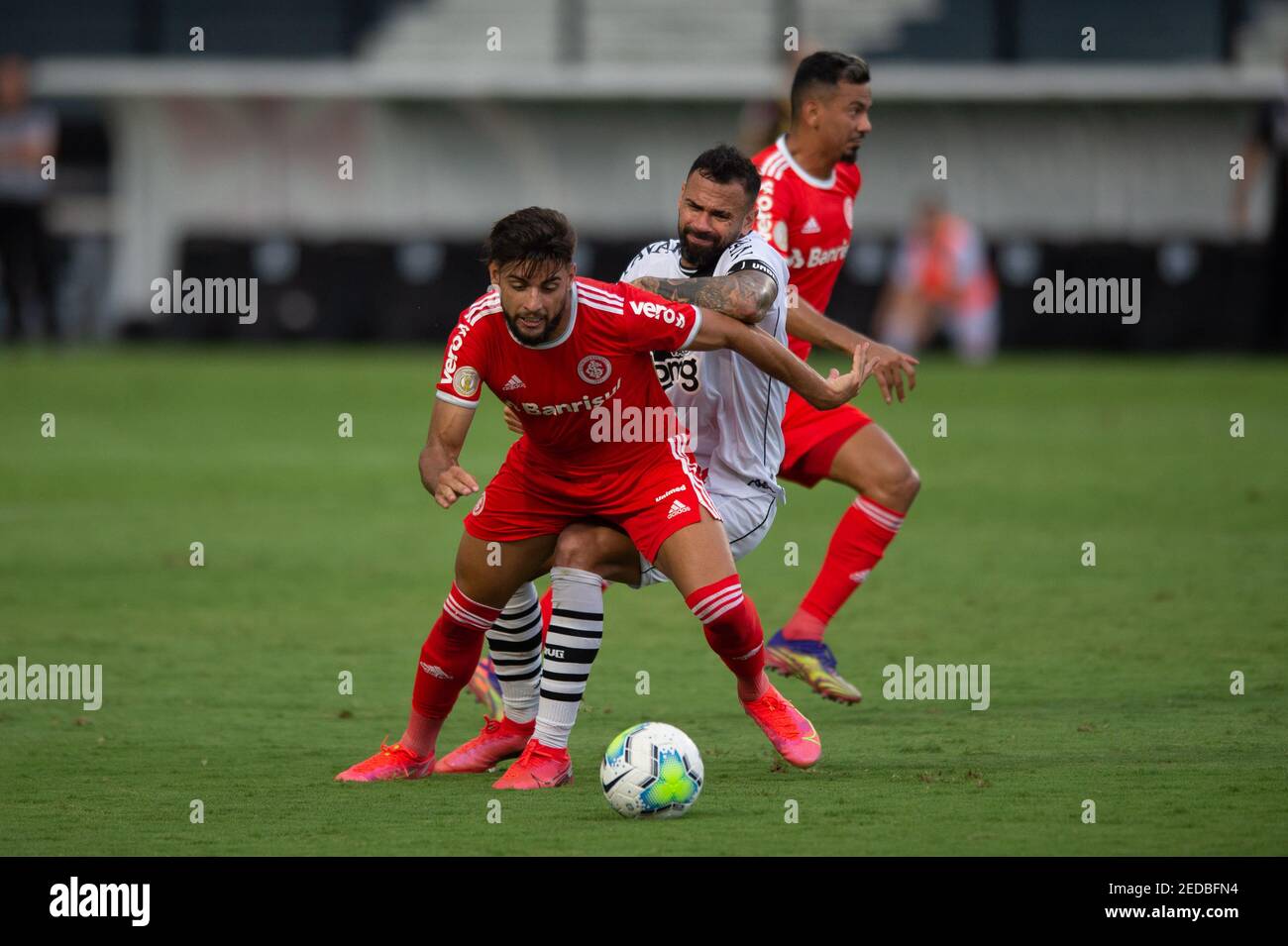 14th. Februar 2021; Sao Januario Stadium, Rio de Janeiro, Brasilien; Brasilianische Serie A, Vasco Da Gama gegen Internacional; Leandro Castán von Vasco da Gama hld off von Yuri Alberto von Internacional Stockfoto