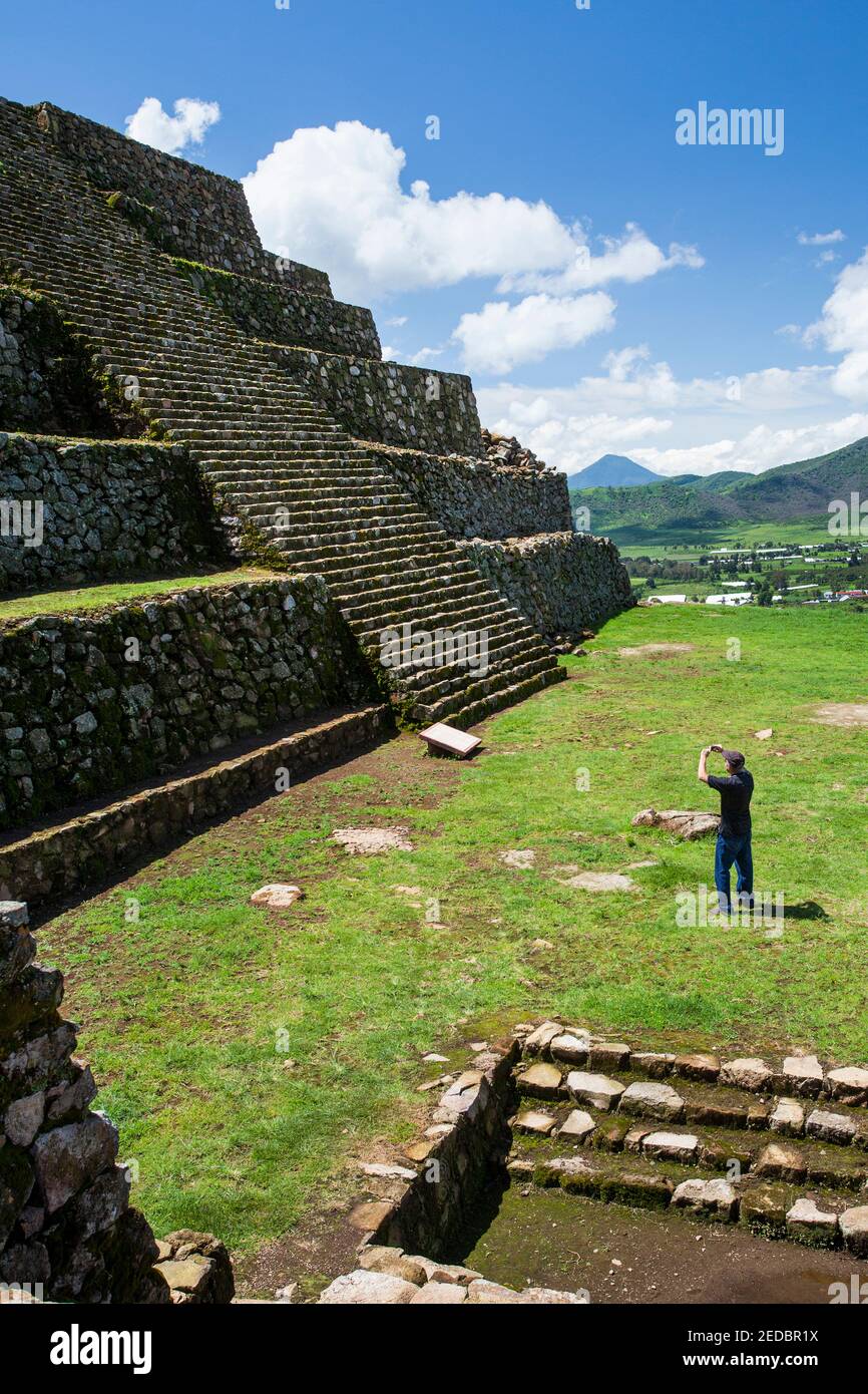 Männliche Touristenfotos die Hauptpyramide von San Felipe de los Alzati in Michoacan, Mexiko. Stockfoto