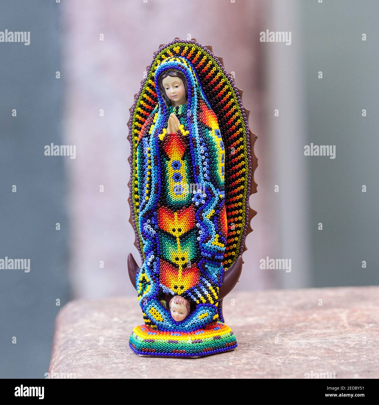 Huichol chaquira der Jungfrau von Guadalupe in Zacatecas, Mexiko. Stockfoto