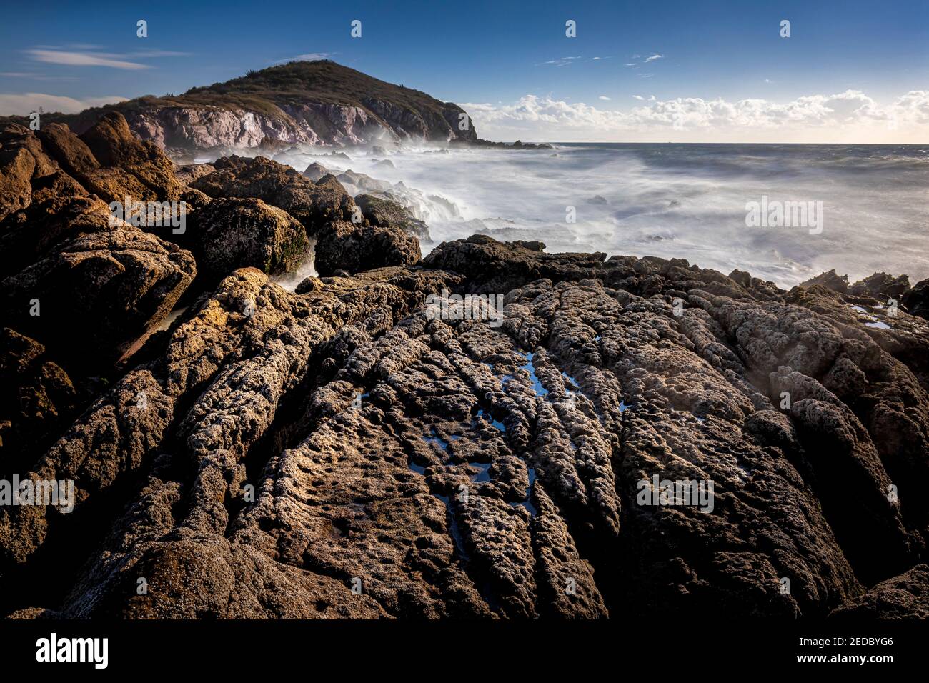 Felsen bei Ebbe am Cerritos Beach in der Nähe von Mazatlan, Sinaloa, Mexiko. Stockfoto