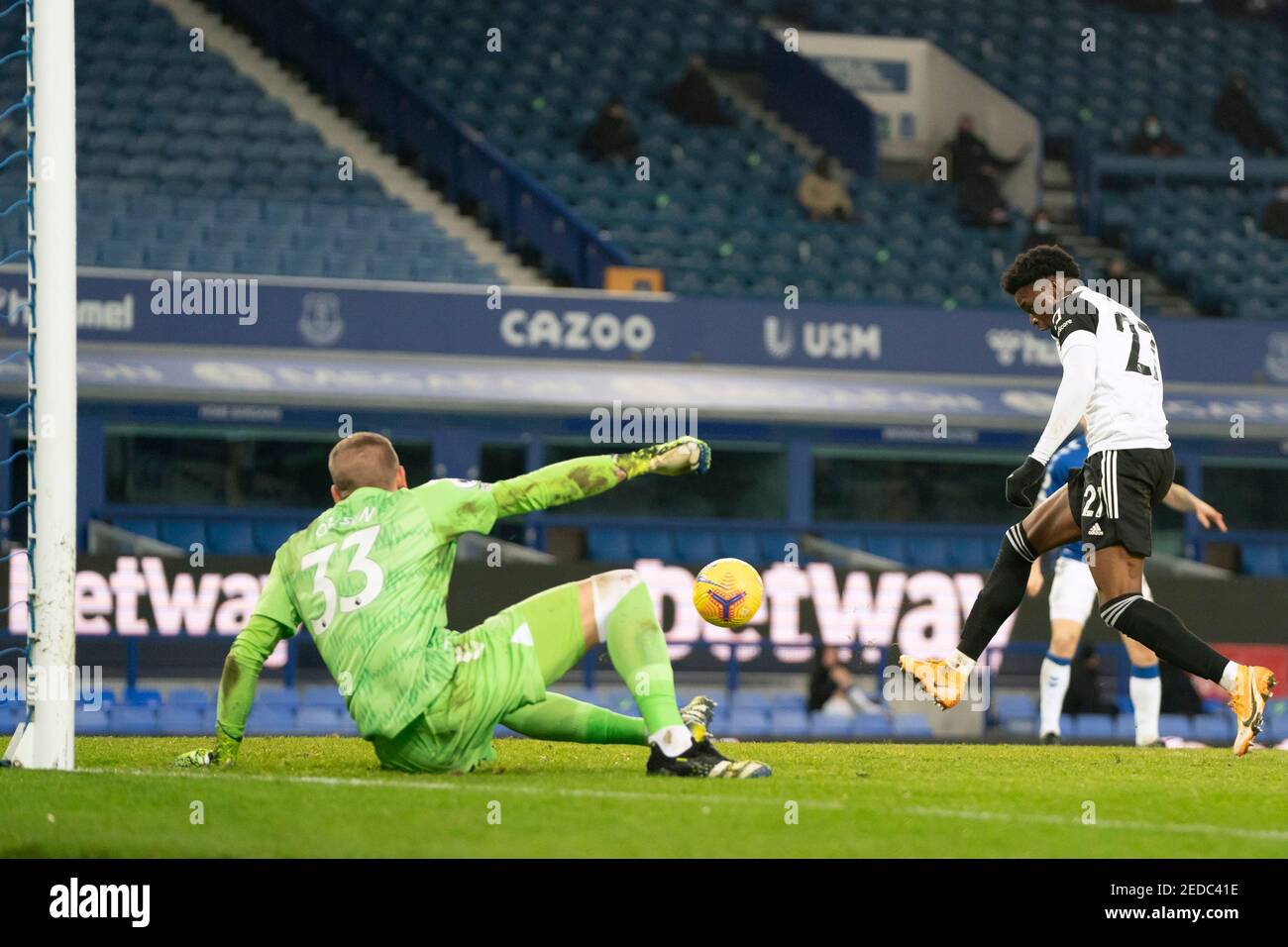 Liverpool, Großbritannien. Februar 2021, 14th. Fulham's Josh Maja (R) erzielt sein zweites Tor hinter Evertons Torwart Robin Olsen während des Premier League-Spiels zwischen Everton und Fulham im Goodison Park in Liverpool, Großbritannien, am 14. Februar 2021. Quelle: Xinhua) NUR FÜR REDAKTIONELLE VERWENDUNG. NICHT ZUM VERKAUF FÜR MARKETING- ODER WERBEKAMPAGNEN. KEINE VERWENDUNG MIT NICHT AUTORISIERTEN AUDIO-, VIDEO-, DATEN-, FIXTURE-LISTEN, CLUB/LEAGUE-LOGOS ODER „LIVE“-DIENSTEN. ONLINE-IN-MATCH-NUTZUNG AUF 45 BILDER BESCHRÄNKT, KEINE VIDEOEMULATION. SONNE RAUS. KEINE VERWENDUNG IN WETTEN, SPIELEN ODER EINZELNEN CLUB/LEAGUE/PLAYER-PUBLIKATIONEN. (Xinhua/Xinhua/Alamy Live News Stockfoto