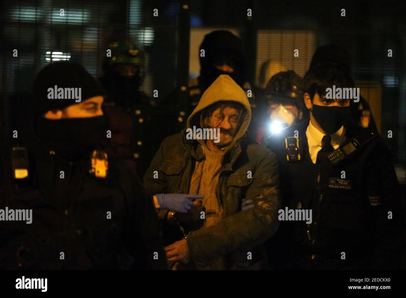 London, England, Großbritannien. Februar 2021, 15th. Der Anti-HS2-Aktivist Scott ''˜Scotty'' Brenn, auch bekannt als Digger Down, kommt aus dem Tunnel in den Euston Square Gardens. Kredit: Tayfun Salci/ZUMA Wire/Alamy Live Nachrichten Stockfoto