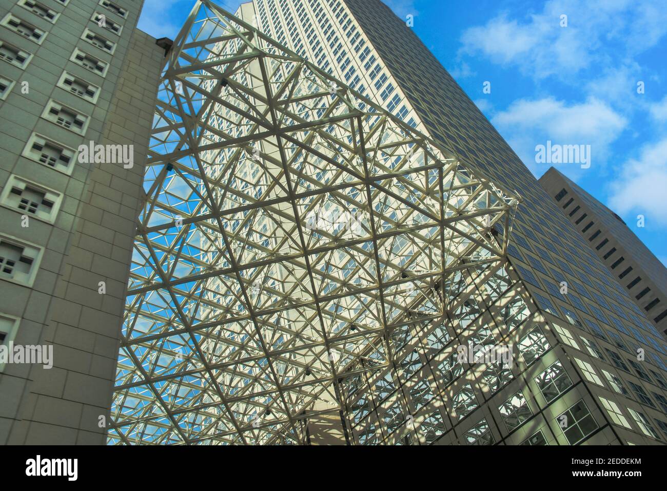 Eine aufwendige Metallgitterarbeit bedeckt den Platz im Freien des Southeast Financial Center in Miami, Florida. Stockfoto