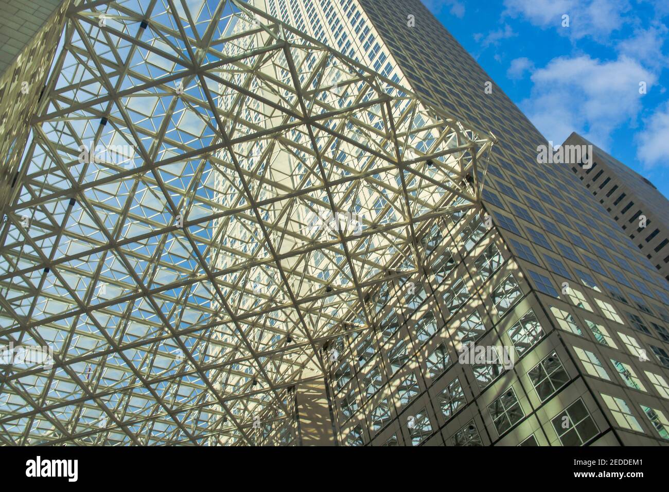 Eine aufwendige Metallgitterarbeit bedeckt den Platz im Freien des Southeast Financial Center in Miami, Florida. Stockfoto