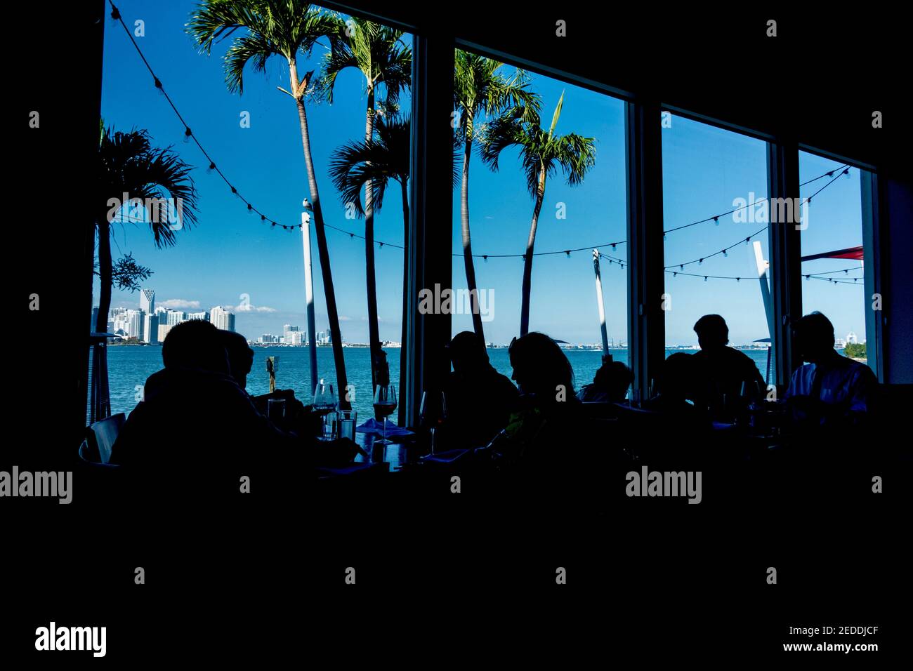 Im Rusty Pelican Restaurant auf dem Rickenbacker Causeway in Miami, Florida, werden die Gäste vor dem Wasser und der Skyline von Miami verwöhnt. Stockfoto