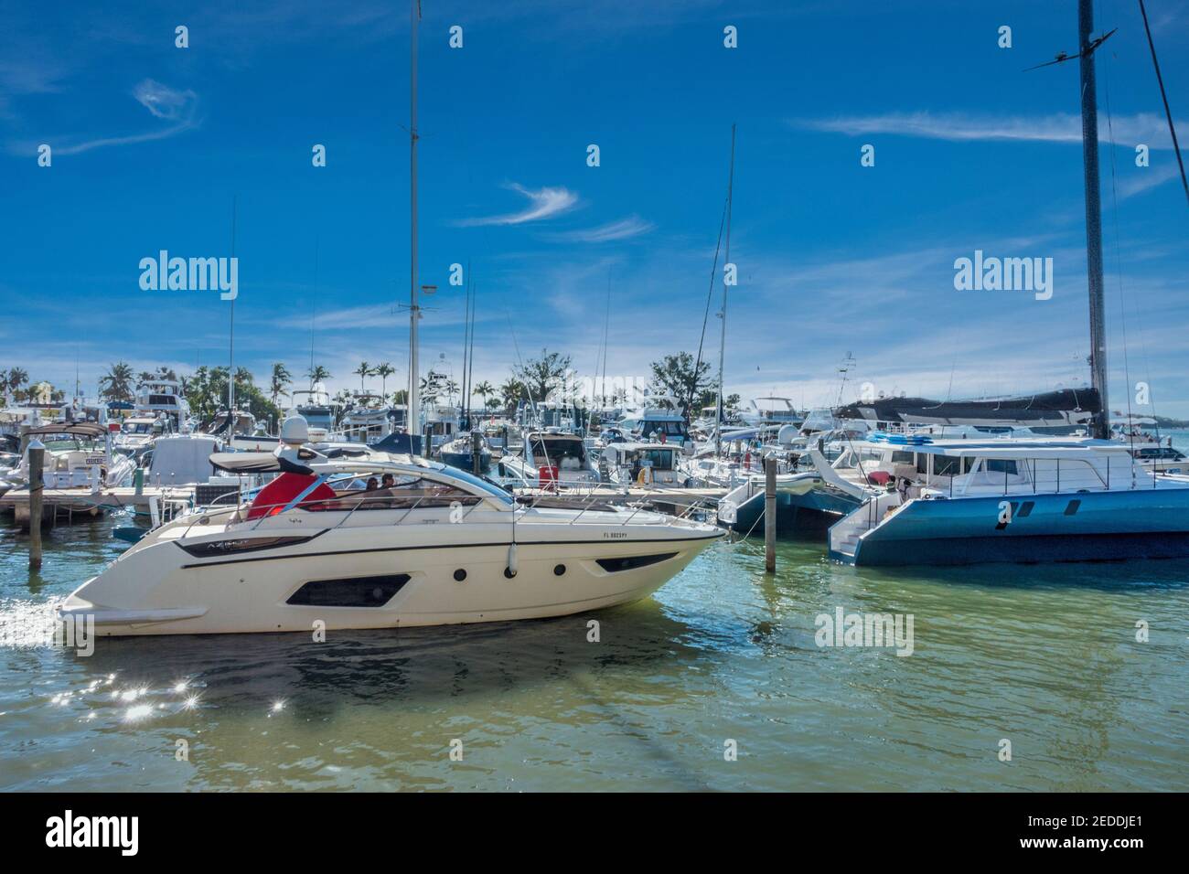 Die Skyline von Miami vom Rusty Pelican Restaurant auf dem Rickenbacker Causeway in Miami, Florida aus gesehen. Stockfoto