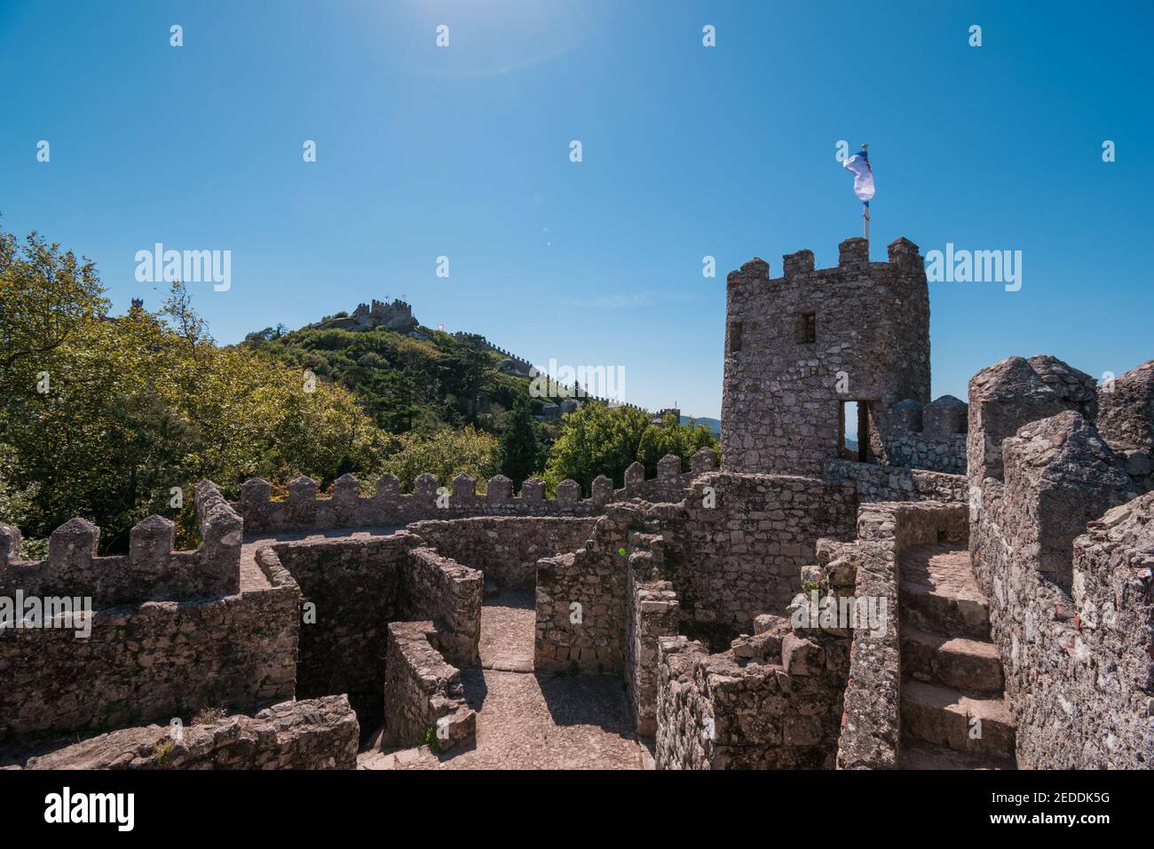 Castelo dos Mouros; eine mittelalterliche Burg auf den bewaldeten Hügeln von Sintra, weniger als 1 Stunden von der portugiesischen Hauptstadt Lissabon entfernt. Stockfoto