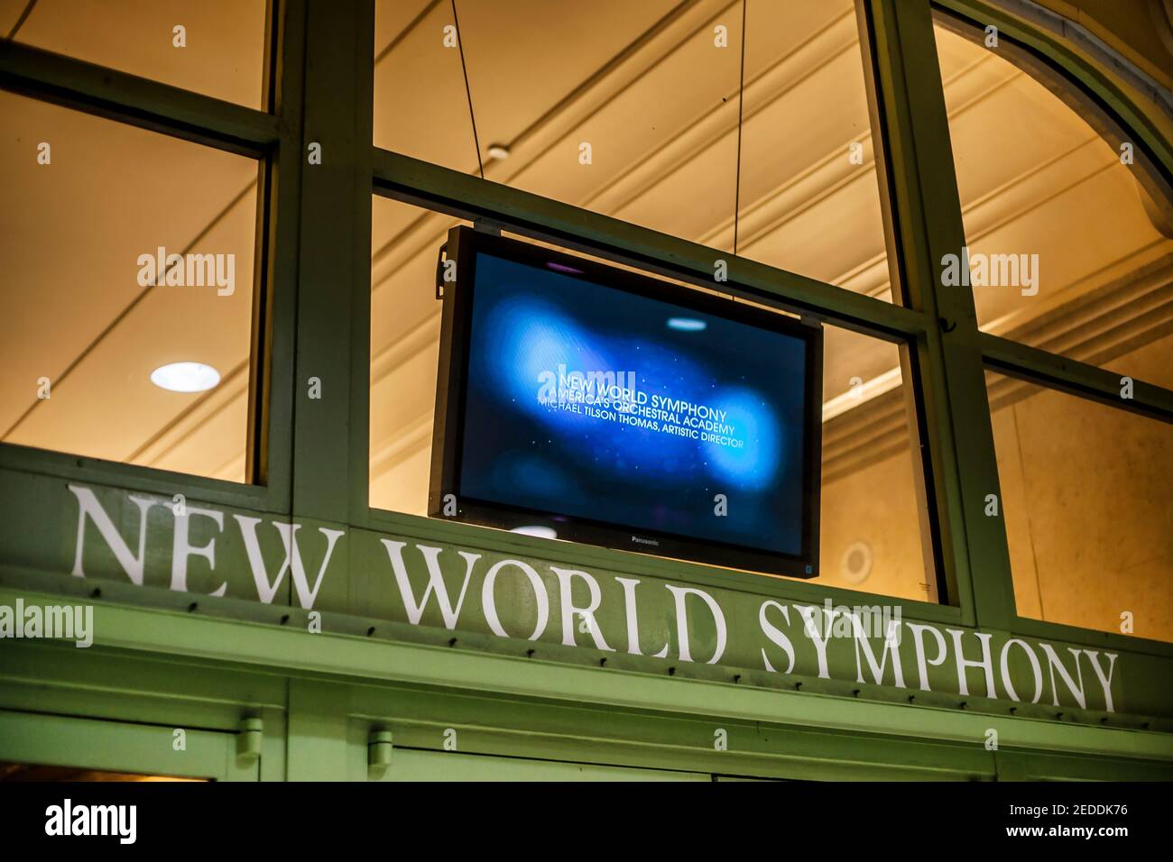 Elektronisches Schild am Lincoln Theatre, der ursprünglichen Heimat der New World Symphony, am Miami Beach. Stockfoto