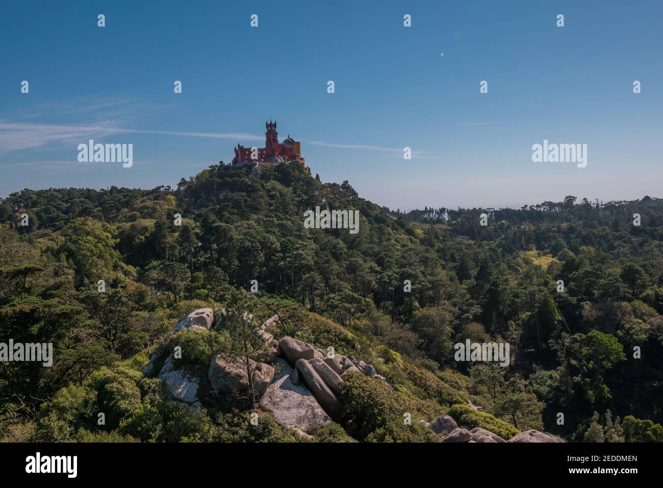 Blick auf den Pena Palast von Castelo dos Mouros, mit Blick auf die bewaldeten Hügel von Sintra, weniger als 1 Stunden von der portugiesischen Hauptstadt Lissabon. Stockfoto