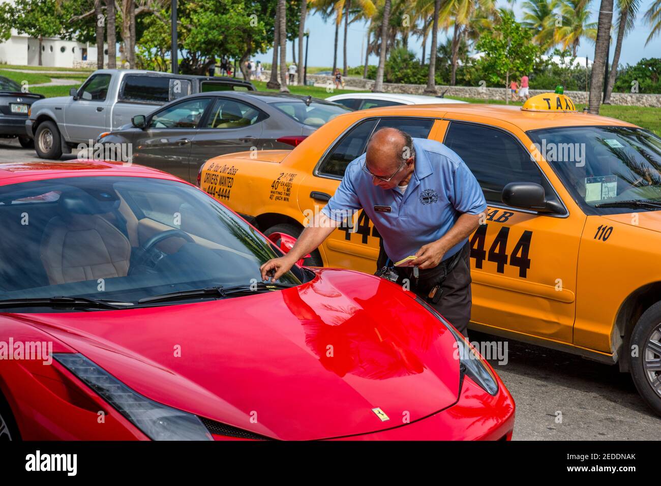 Parkservice mit rotem Ferrari am Ocean Drive entlang South Beach in Miami Beach. Stockfoto