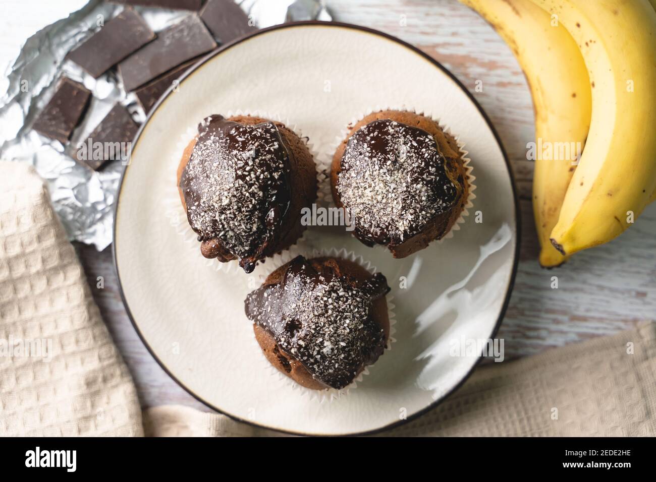 Draufsicht flach auf Schokolade Muffin Kuchen mit Banane legen Auf dem Tisch Stockfoto