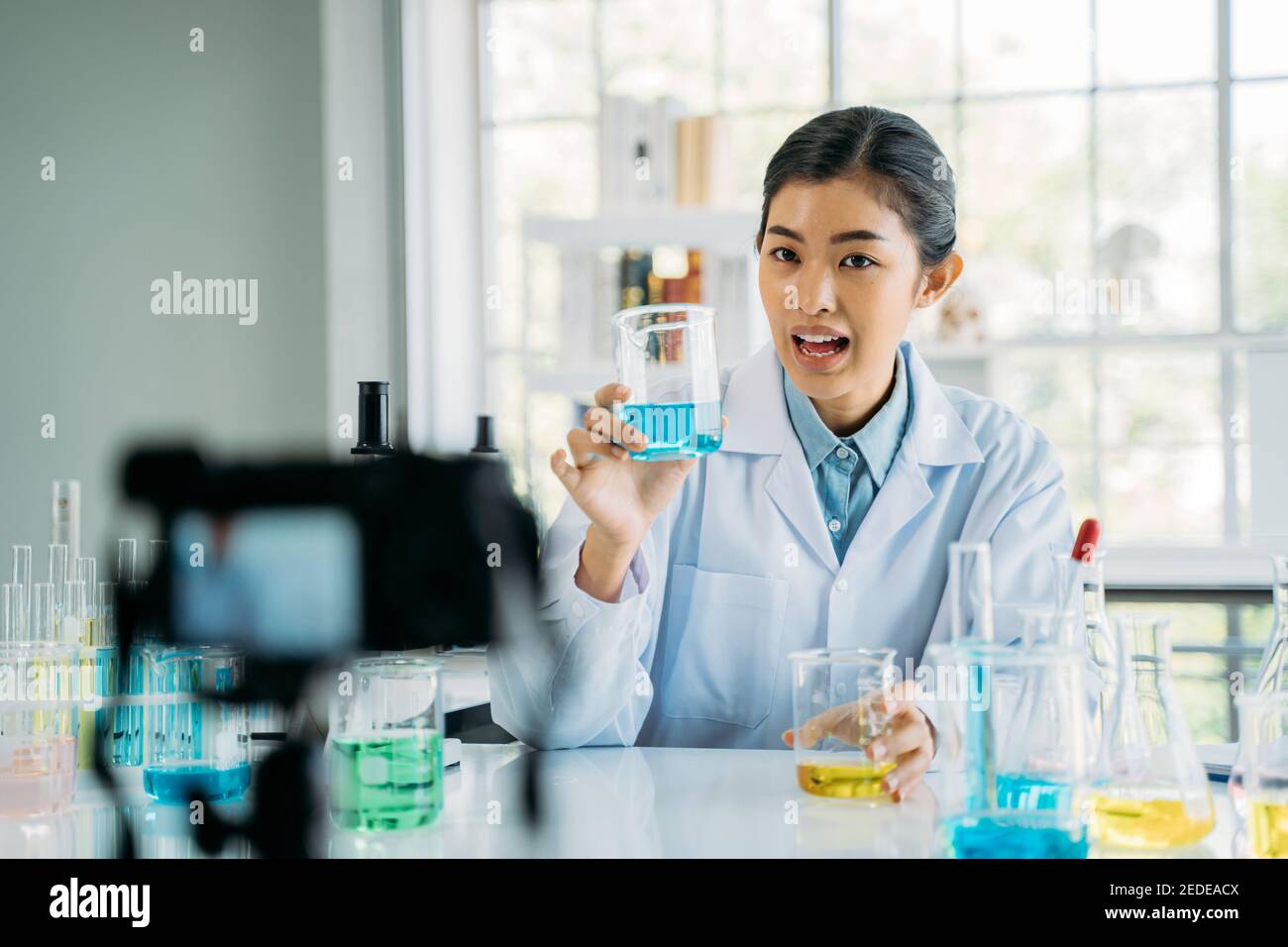 Porträt der jungen Ärztin trägt Laborkittel Aufnahme online Videoklasse und Vlog über medizinische Forschung und wissenschaftliche Experimente Im Labor Stockfoto