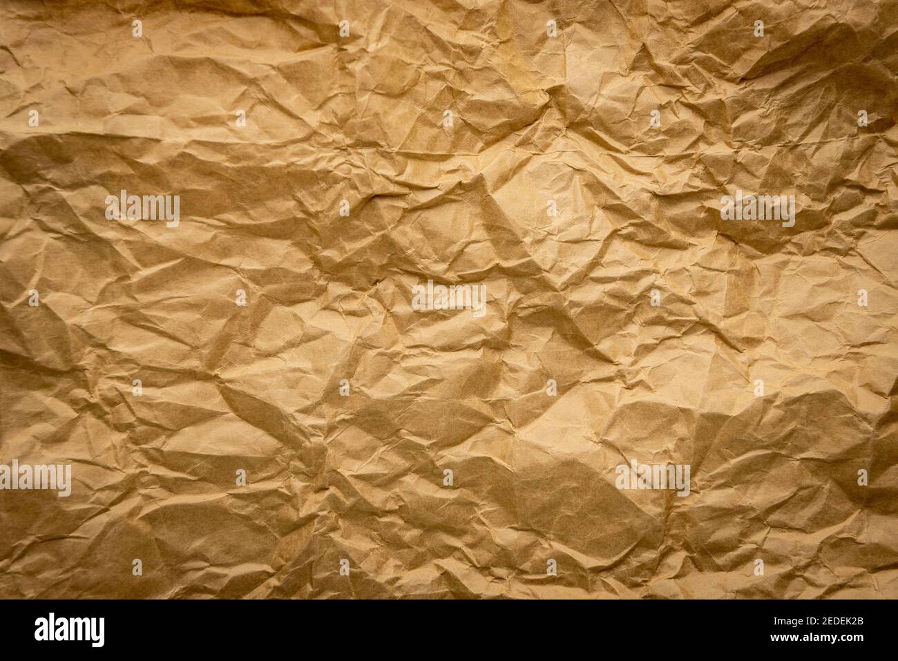 Zerfetzte braune Kraftpapier Textur Hintergrund mit Falten Stockfoto