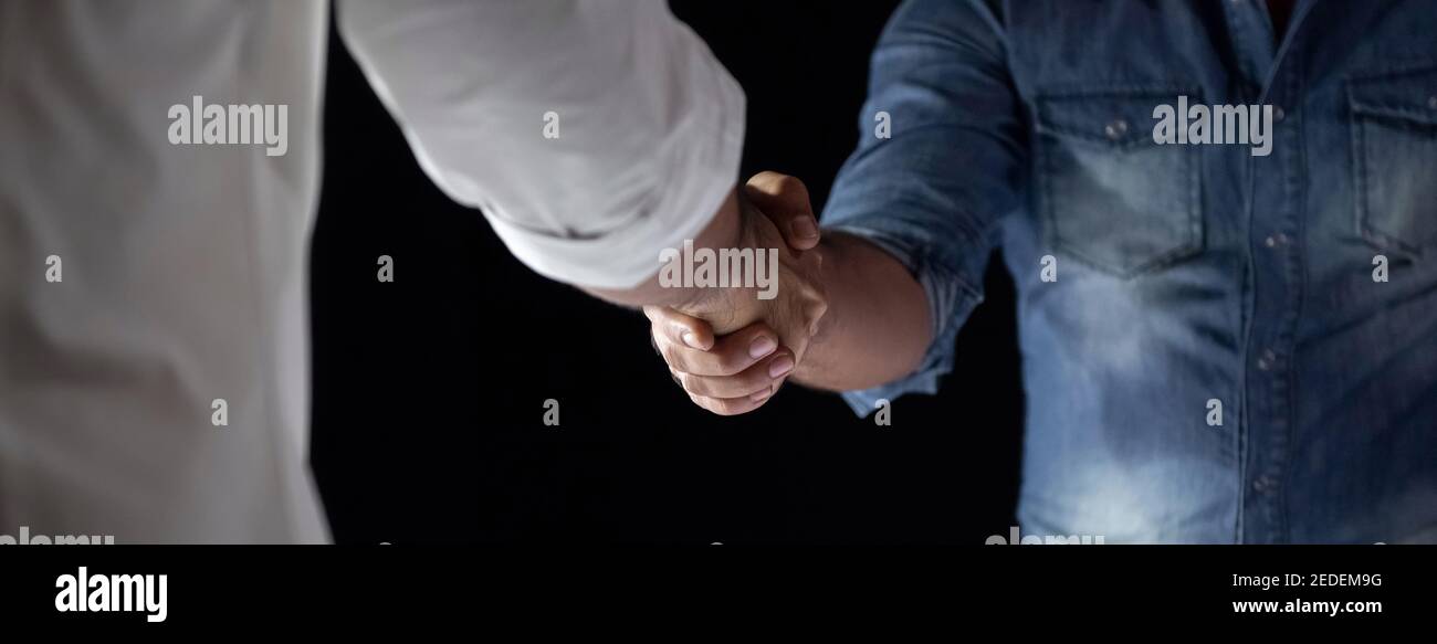 Zwanglose Geschäftsleute machen Handschlag während der Sitzung in der Nacht, Banner Hintergrund Stockfoto