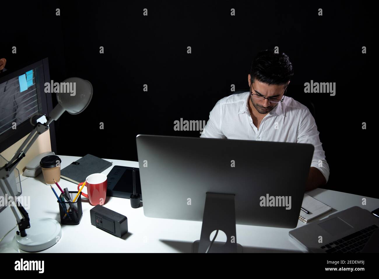 Asiatische Geschäftsmann Überstunden spät in der Nacht im Büro bleiben Konzentrieren Sie sich auf die Arbeit vor dem Computer Stockfoto
