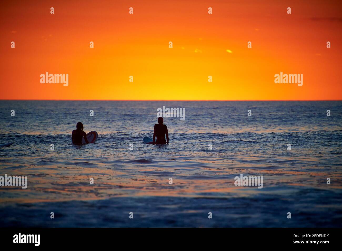 Surfer im Pazifik vor Santa Teresa Beach, Costa Rica Stockfoto