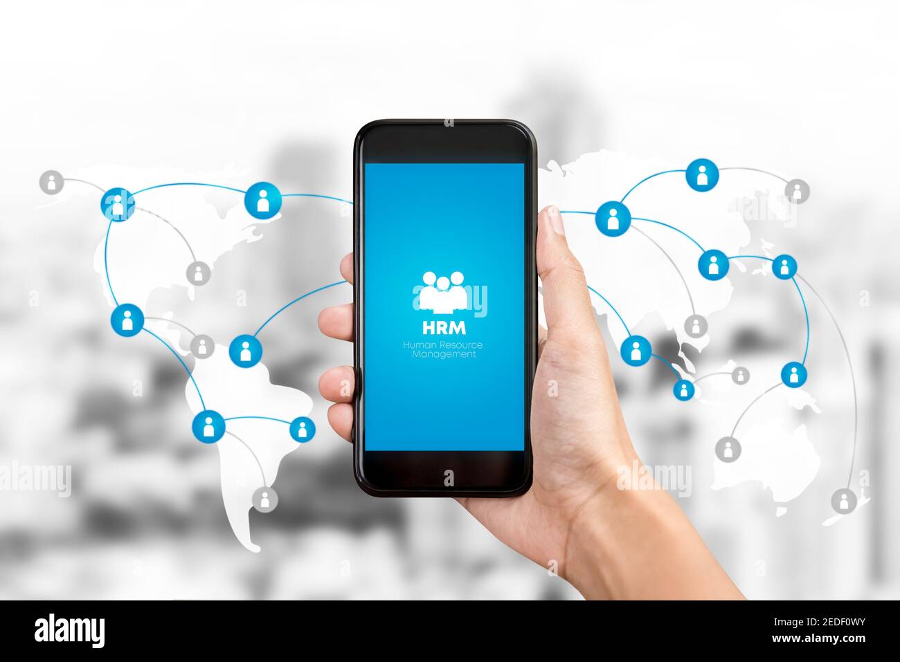 Personalmanagement oder HRM-Anwendung auf dem Smartphone-Bildschirm mit Grafik und Symbole im Hintergrund für weltweite Internetverbindungen Stockfoto