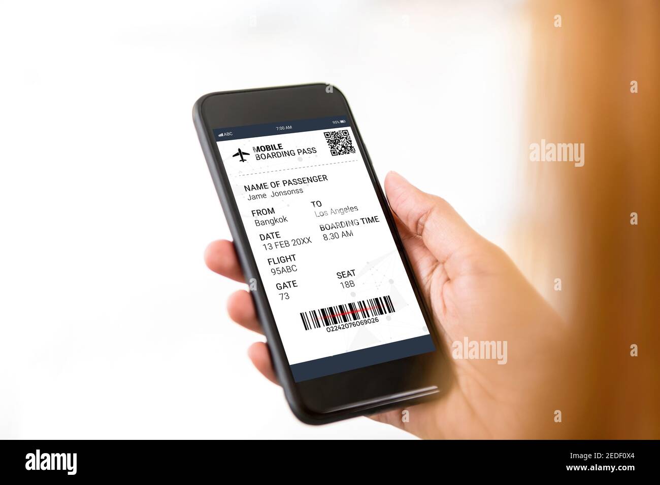 Passagier mit Smartphone, der Reiseinformationen auf der elektronischen Bordkarte abprüft Vor dem Flug Stockfoto