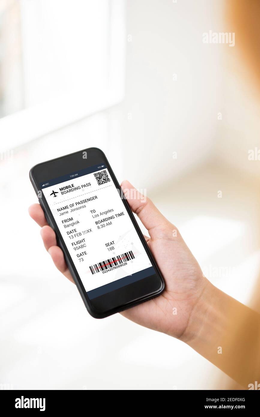 Passagier mit Smartphone, der Reiseinformationen auf der elektronischen Bordkarte abprüft Vor dem Flug Stockfoto