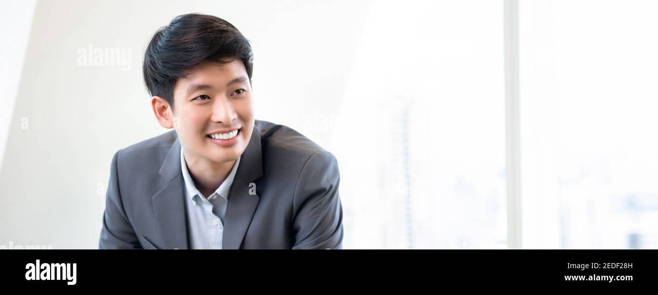 Junge lächelnde asiatische chinesische Geschäftsmann Führer im weißen Büro Banner Hintergrund Stockfoto
