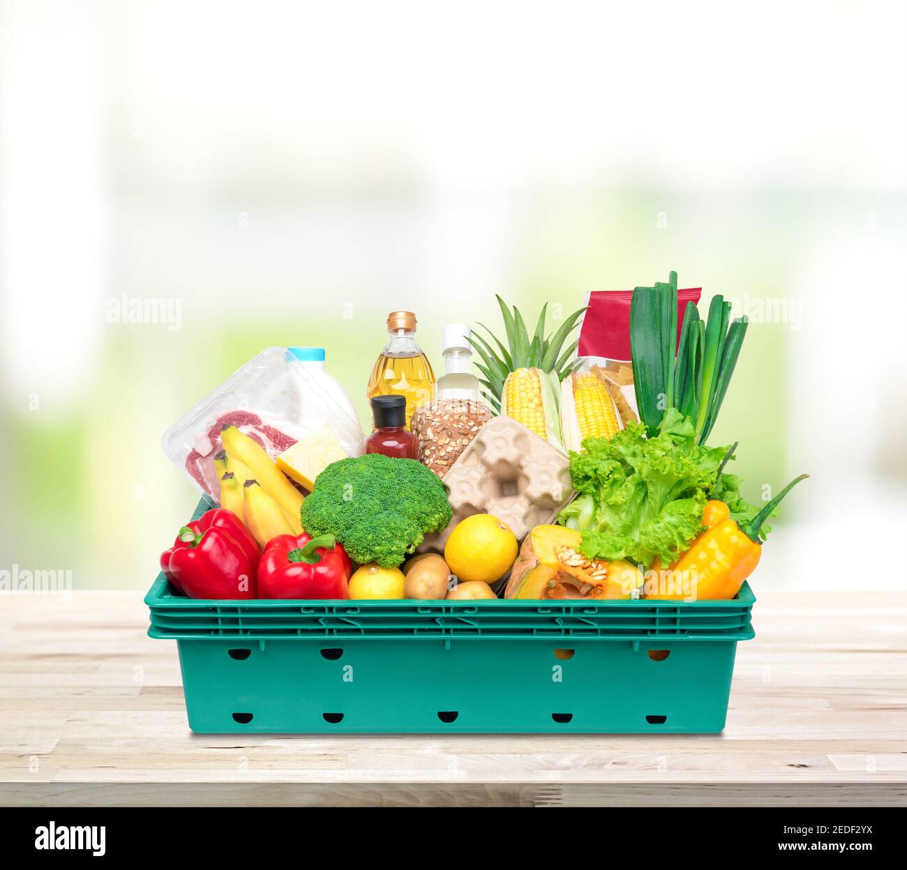 Frische gesunde Lebensmittel und Gemüse aus dem Lebensmittelgeschäft in grün Ablagefach auf Küchenarbeitsplattfläche zu Hause Stockfoto