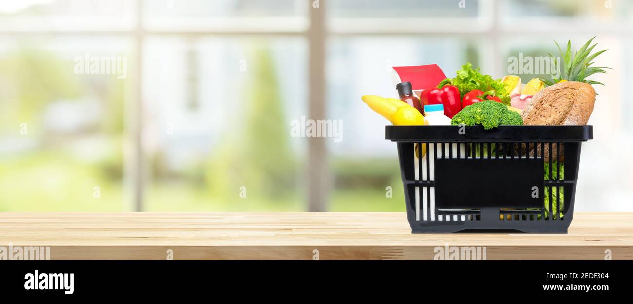 Frische gesunde Lebensmittel und Gemüse aus dem Supermarkt in den Geschäften Korb auf Küchentisch Banner Hintergrund Stockfoto