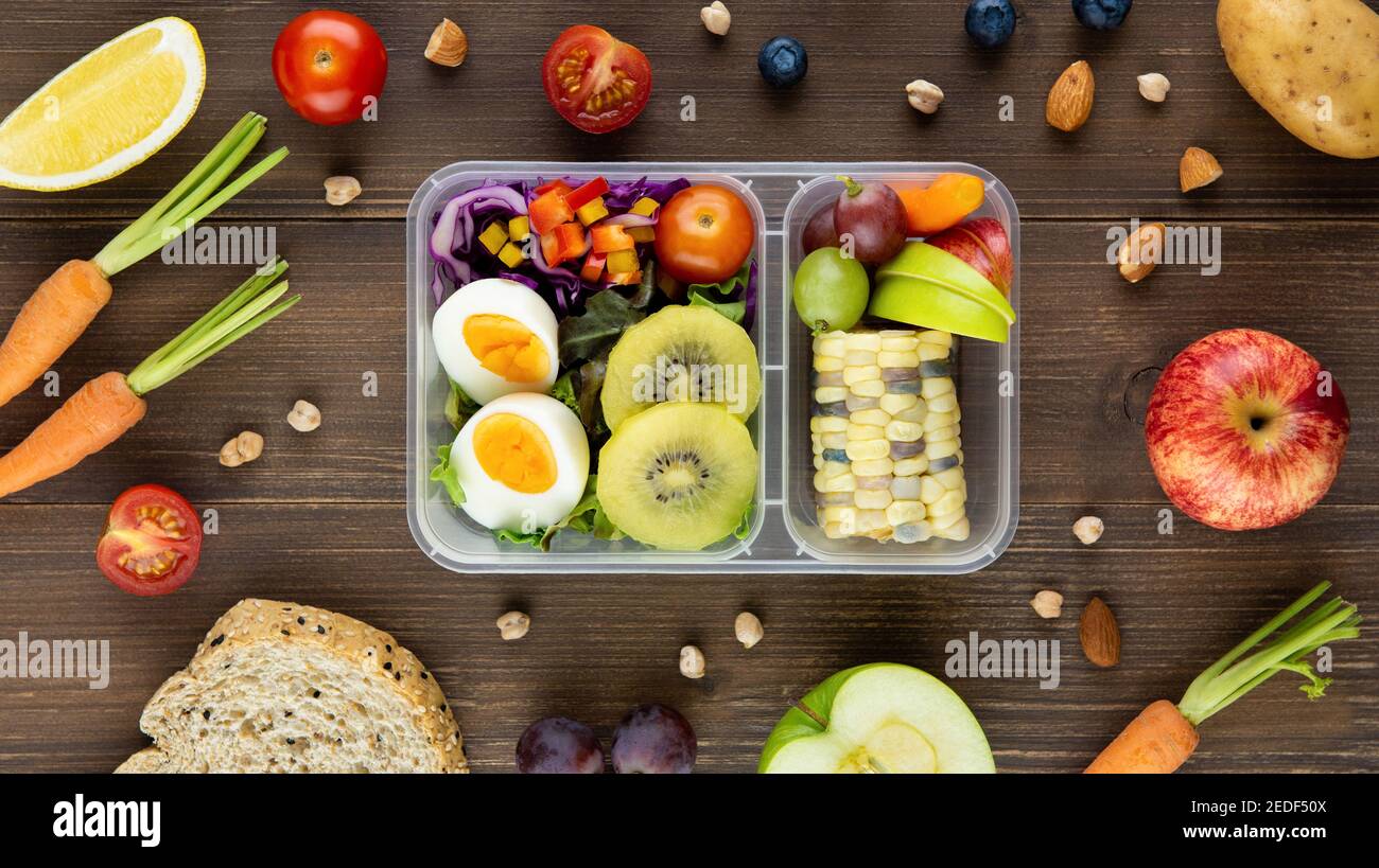 Saubere gesunde ölfreie fettarme Lebensmittel bereit zu essen in Essen zum Mitnehmen Box Sets auf Holz Tisch Hintergrund Draufsicht Stockfoto