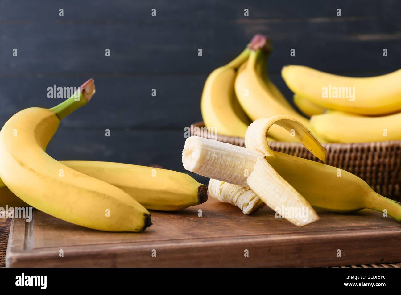 Leckere Bananen auf Holzhintergrund Stockfoto