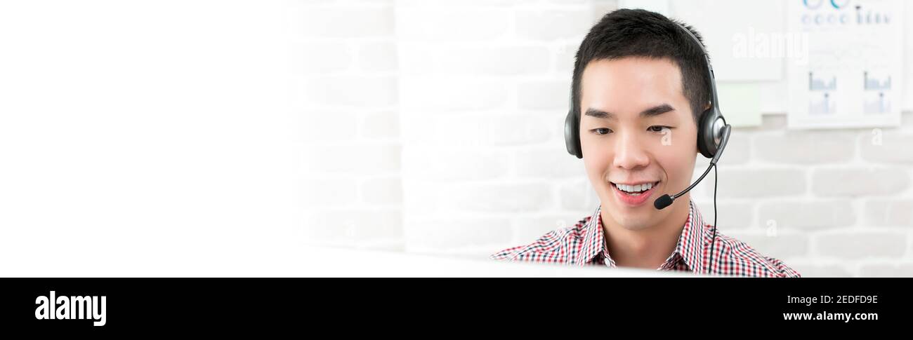 Junge asiatische Telemarketing-Kundendienst-Unterstützung arbeitet in Call-Center-Büro, Banner mit Kopieplatz Stockfoto