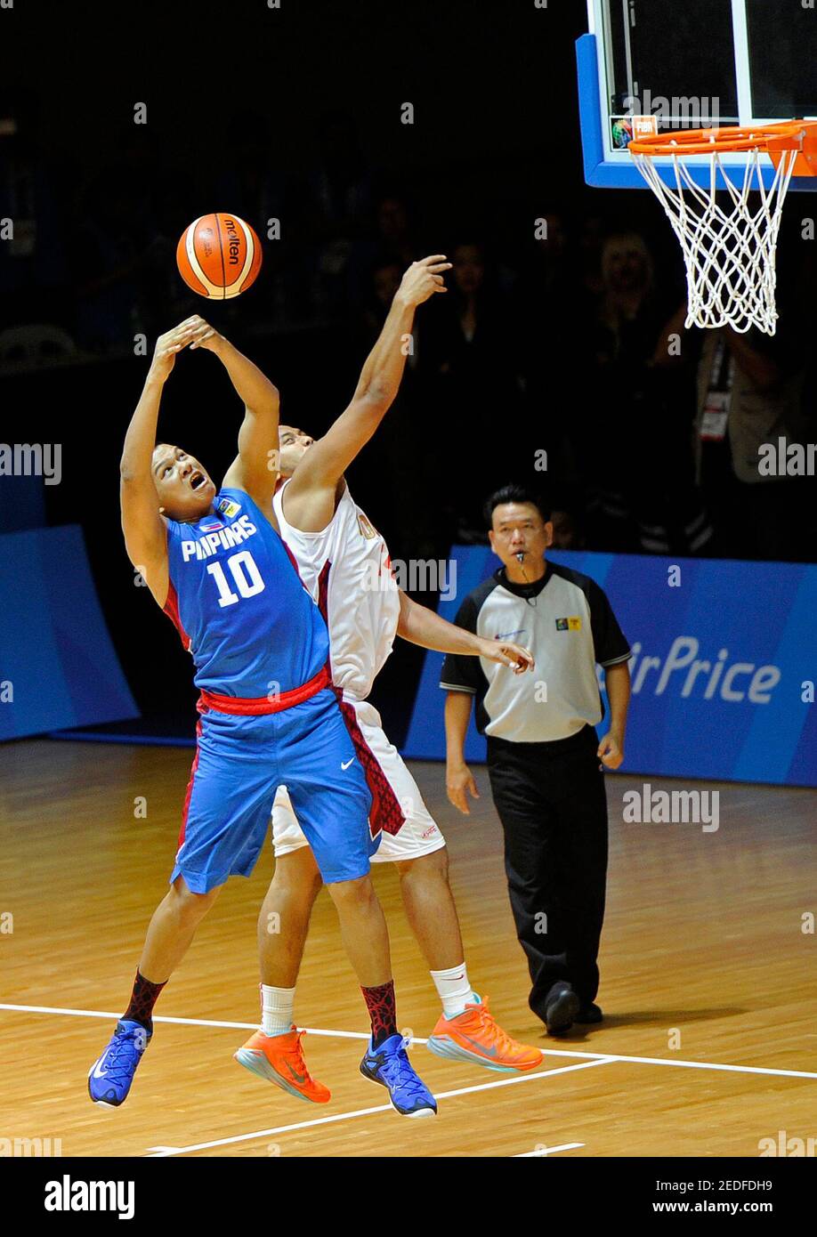 28th SEA Games Singapore 2015 - OCBC Arena Halle 1, Singapur - 10/6/15  Basketball - Vorrunde für Männer - Norberto Brian Torres (10) auf den  Philippinen im Einsatz mit Arki Dikania Wisnu