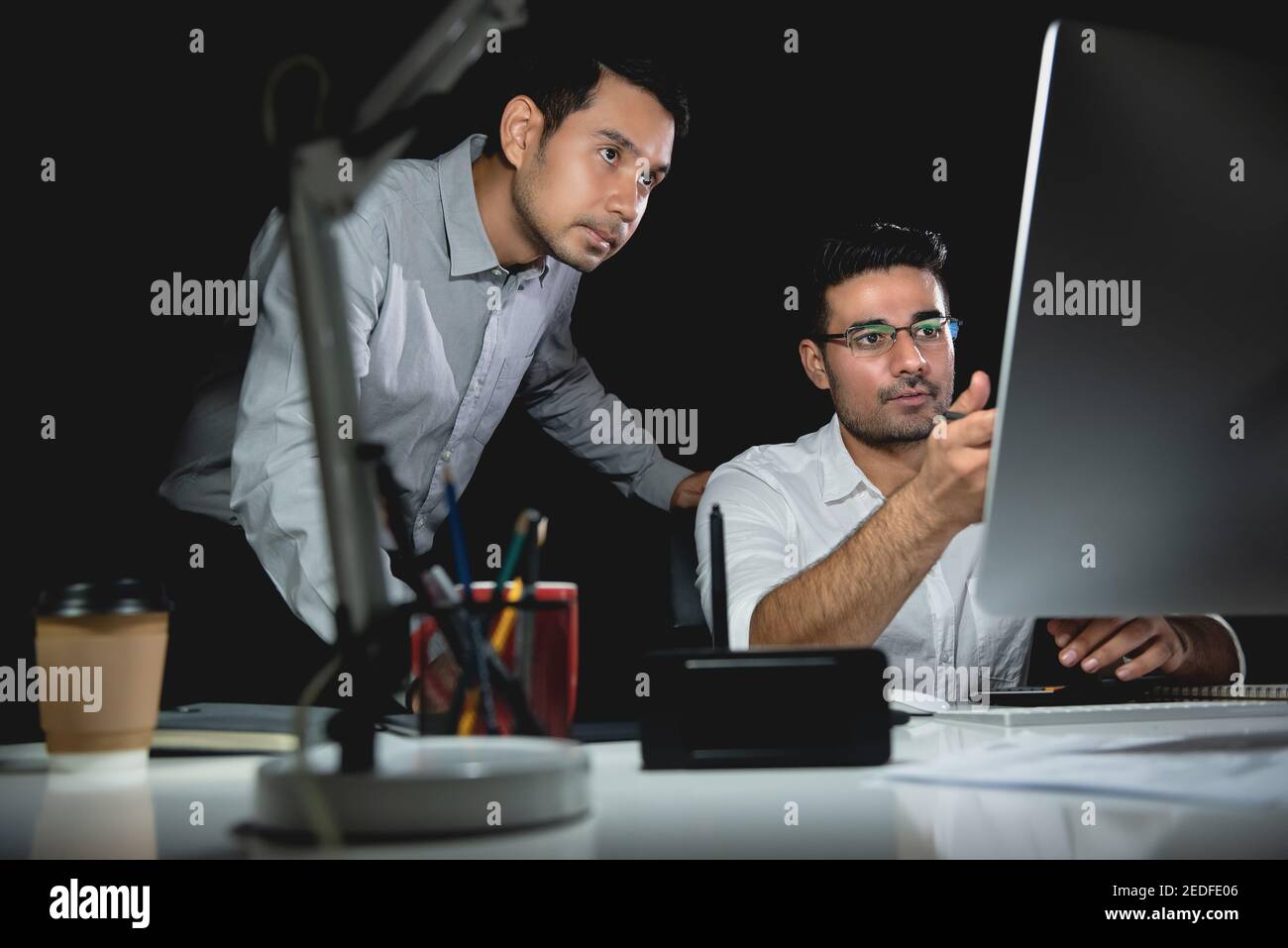 Aasian Geschäftsmann Kollegen diskutieren Arbeit in der Nacht im Büro Stockfoto