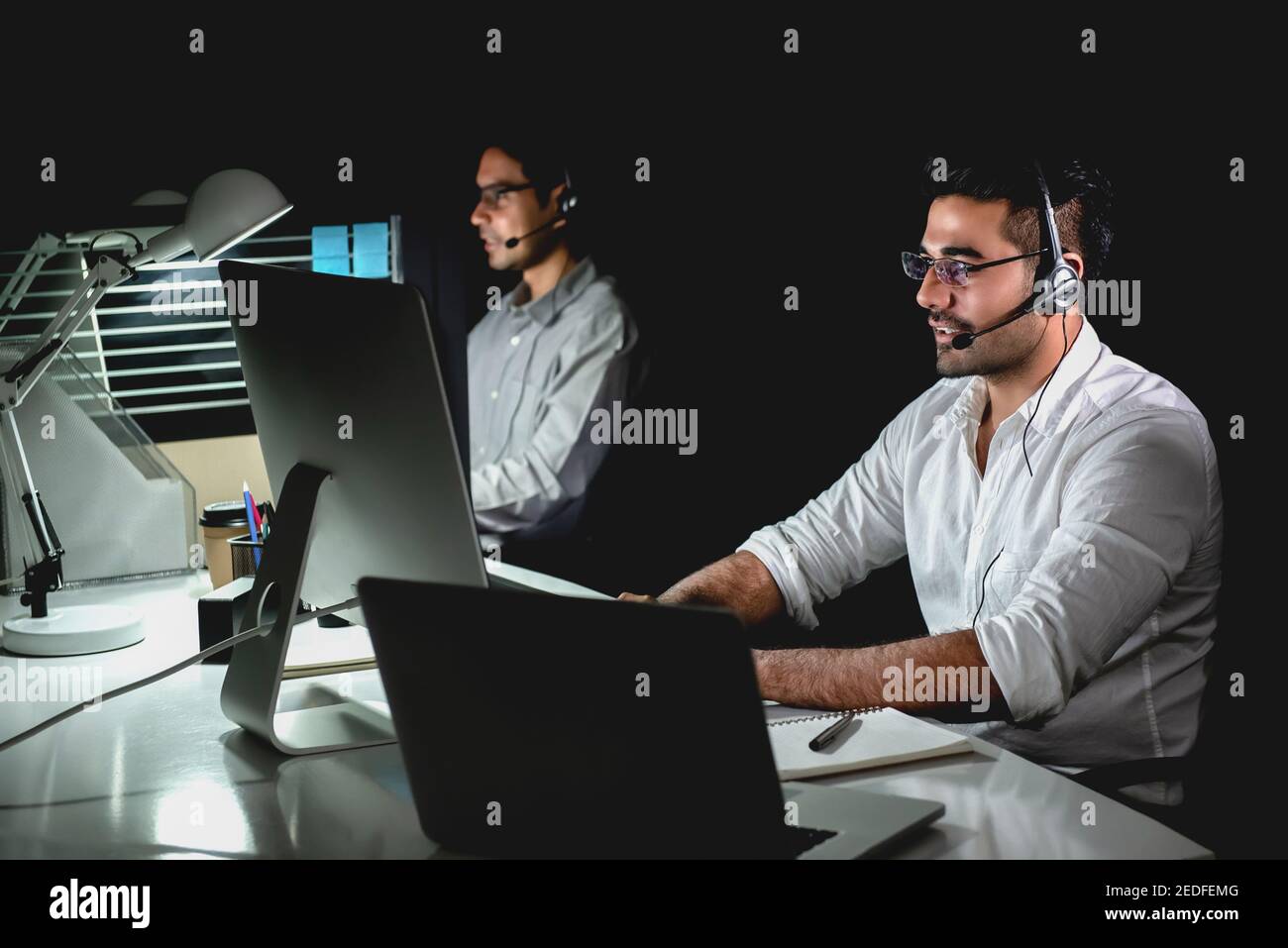 Aasian technischen Support Kundenservice Team arbeitet Nachtschicht in Callcenter-Büro Stockfoto