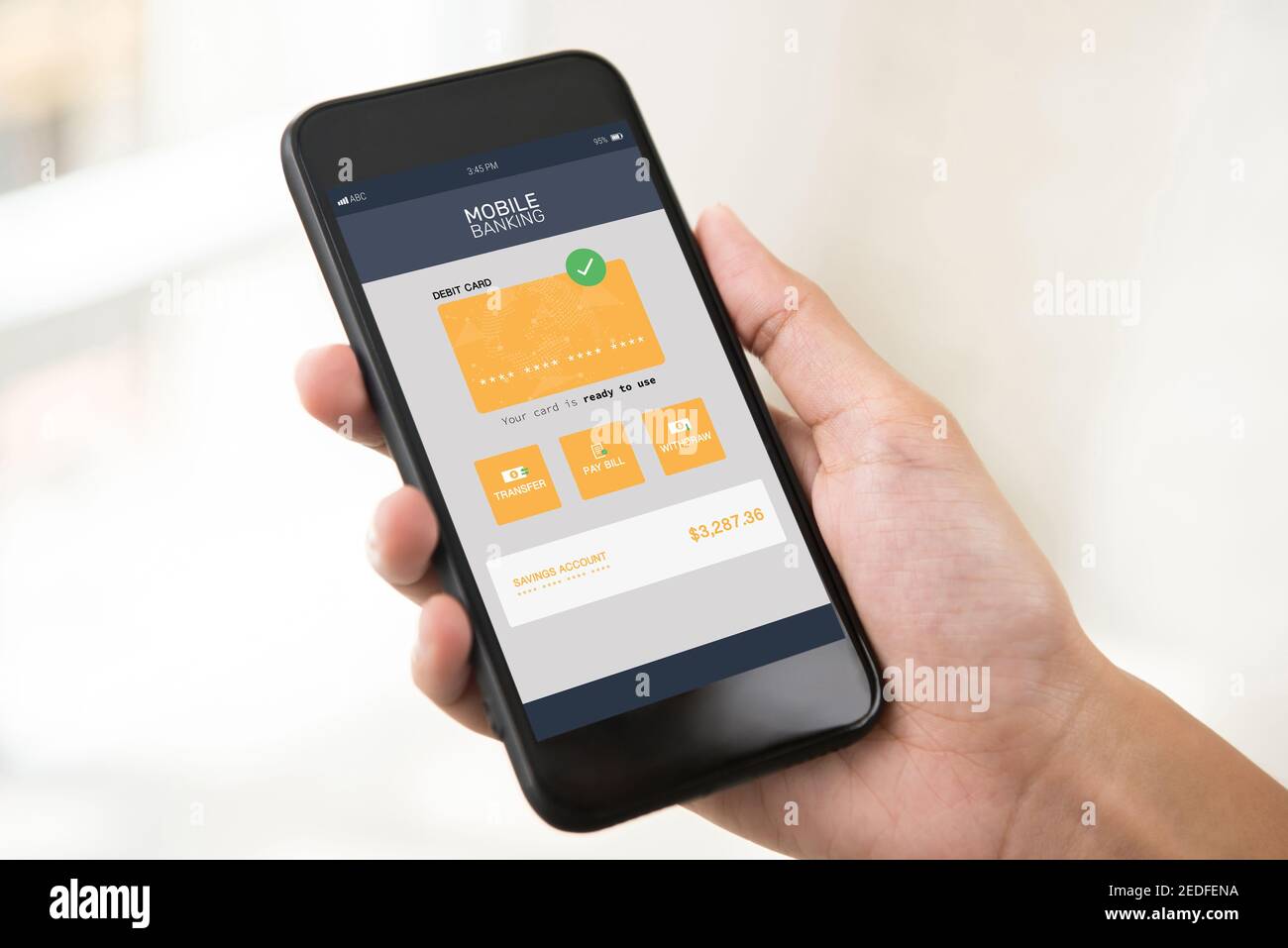 Hand halten Smartphone zeigt elektronische Internet Mobile Banking-Anwendung auf Angezeigt Stockfoto