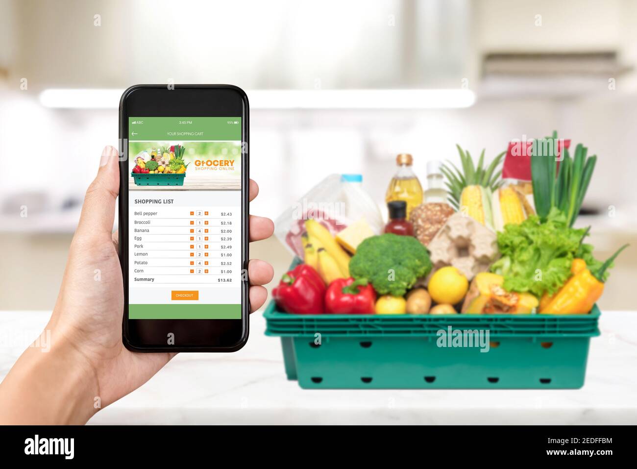 Lebensmittelgeschäft Online-Shopping-Anwendung auf Smartphone-Bildschirm mit Lebensmitteln bei Zuhause im Hintergrund Stockfoto