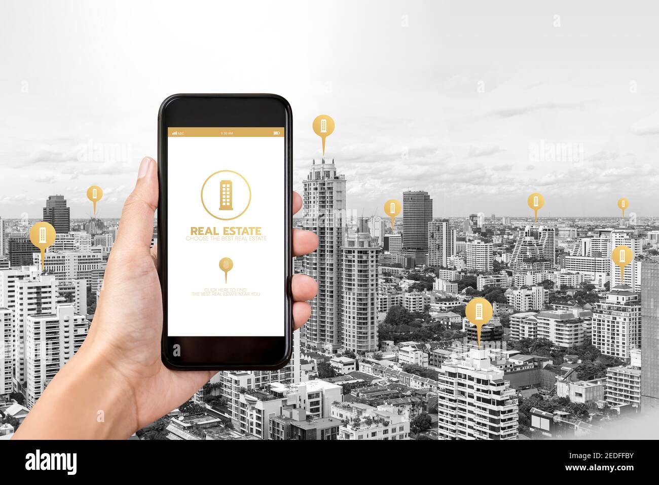 Hand halten Smartphone mit Anwendung, um Immobilien auf zu finden Bildschirm und Gebäude in der Stadt als Hintergrund Stockfoto