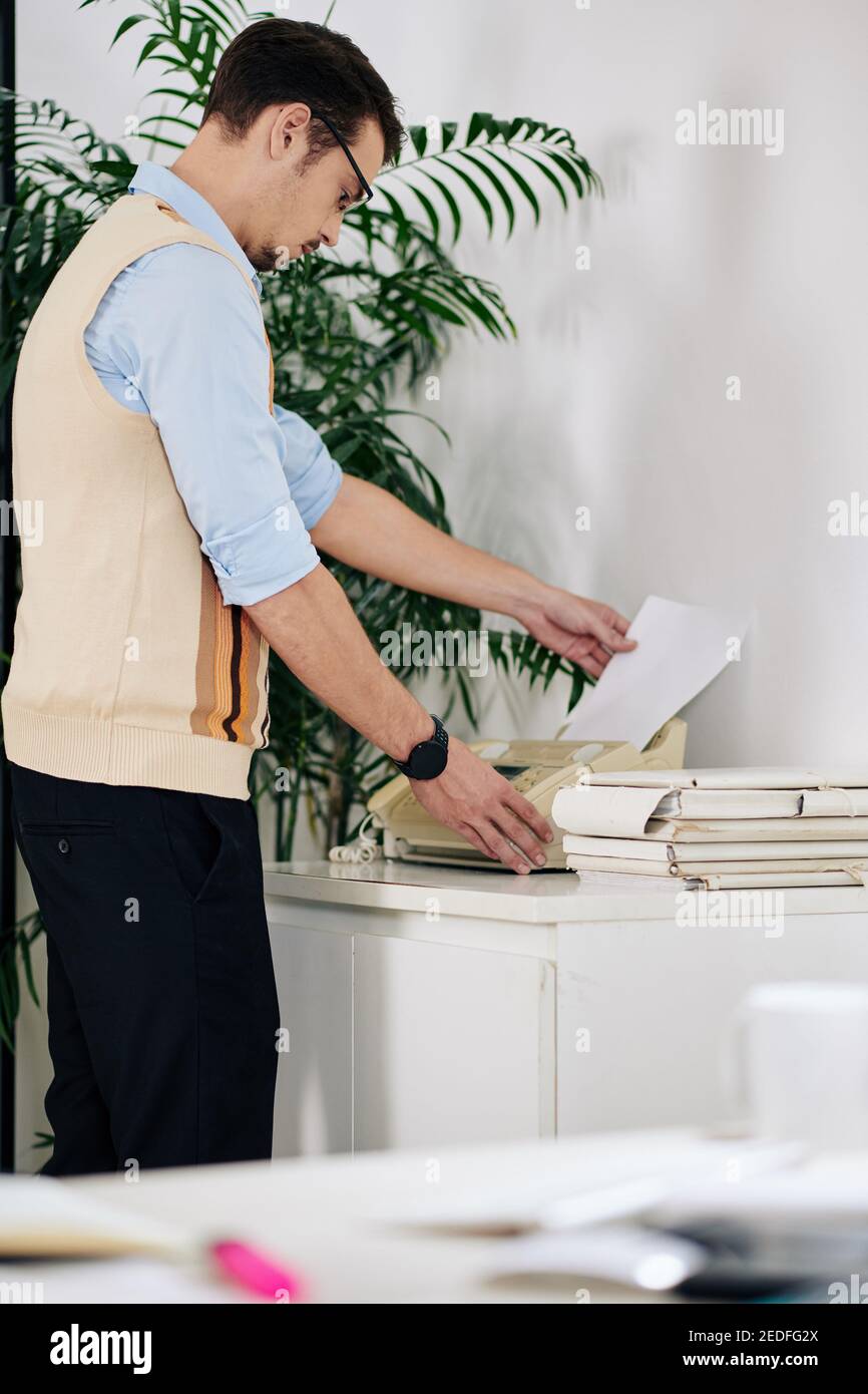 Geschäftsmann druckt Dokument aus Stockfoto
