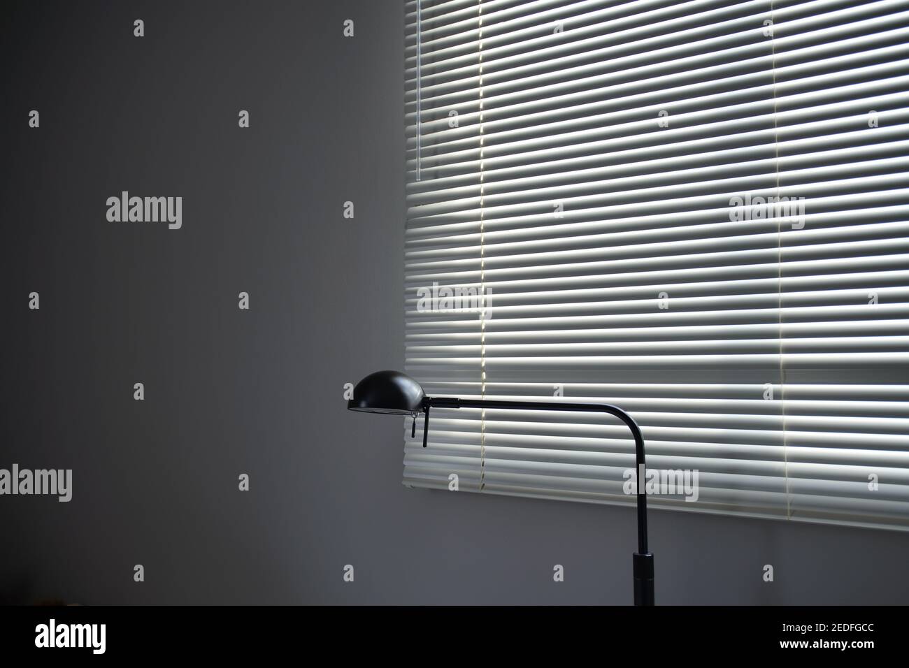 Das Bild von Zimmerfenster, Jalousie, Lampe Stockfoto