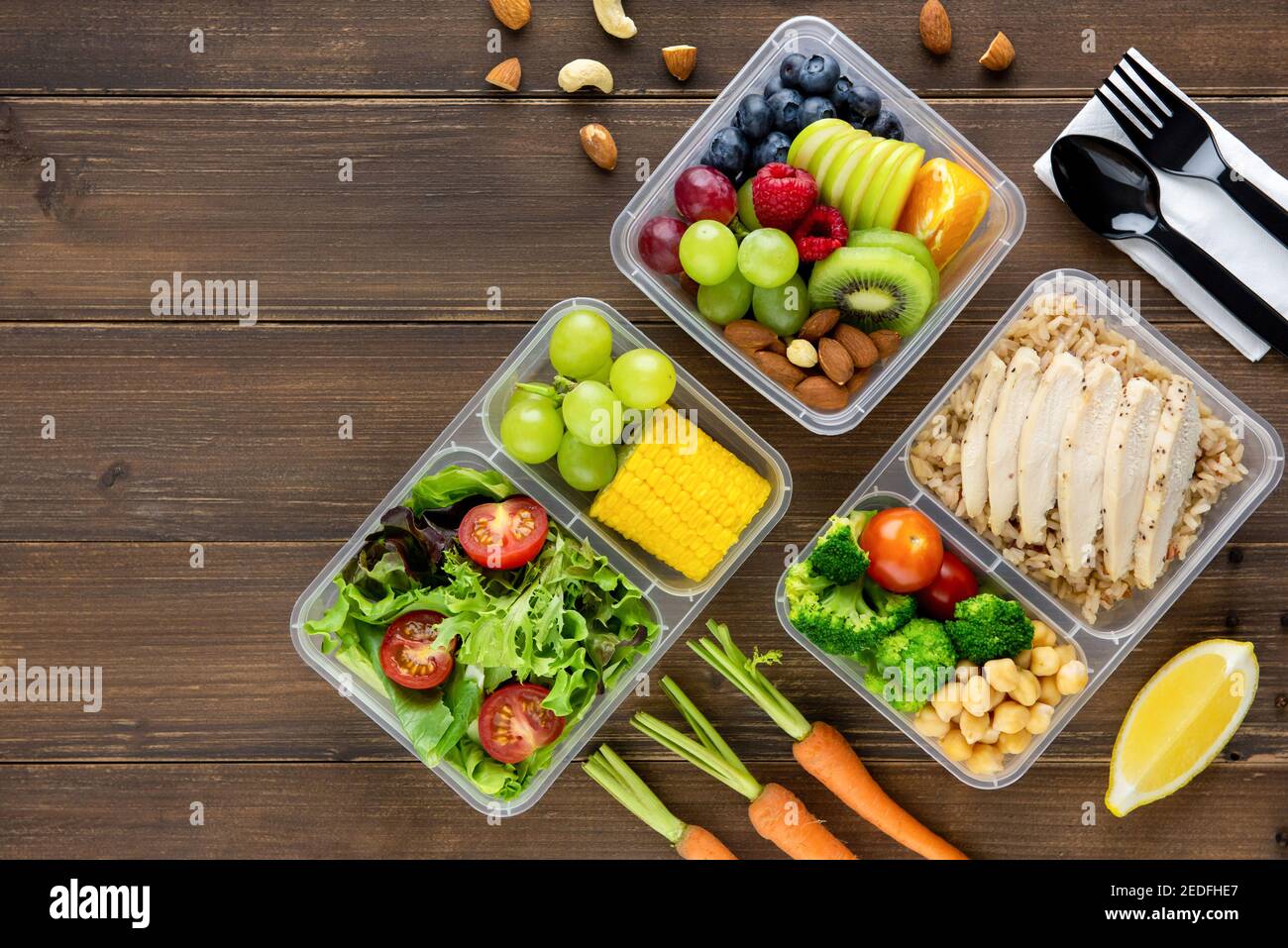 Saubere gesunde ölfreie fettarme Lebensmittel bereit zu essen in Essen zum Mitnehmen Box Sets auf Holz Tisch Hintergrund Draufsicht Stockfoto