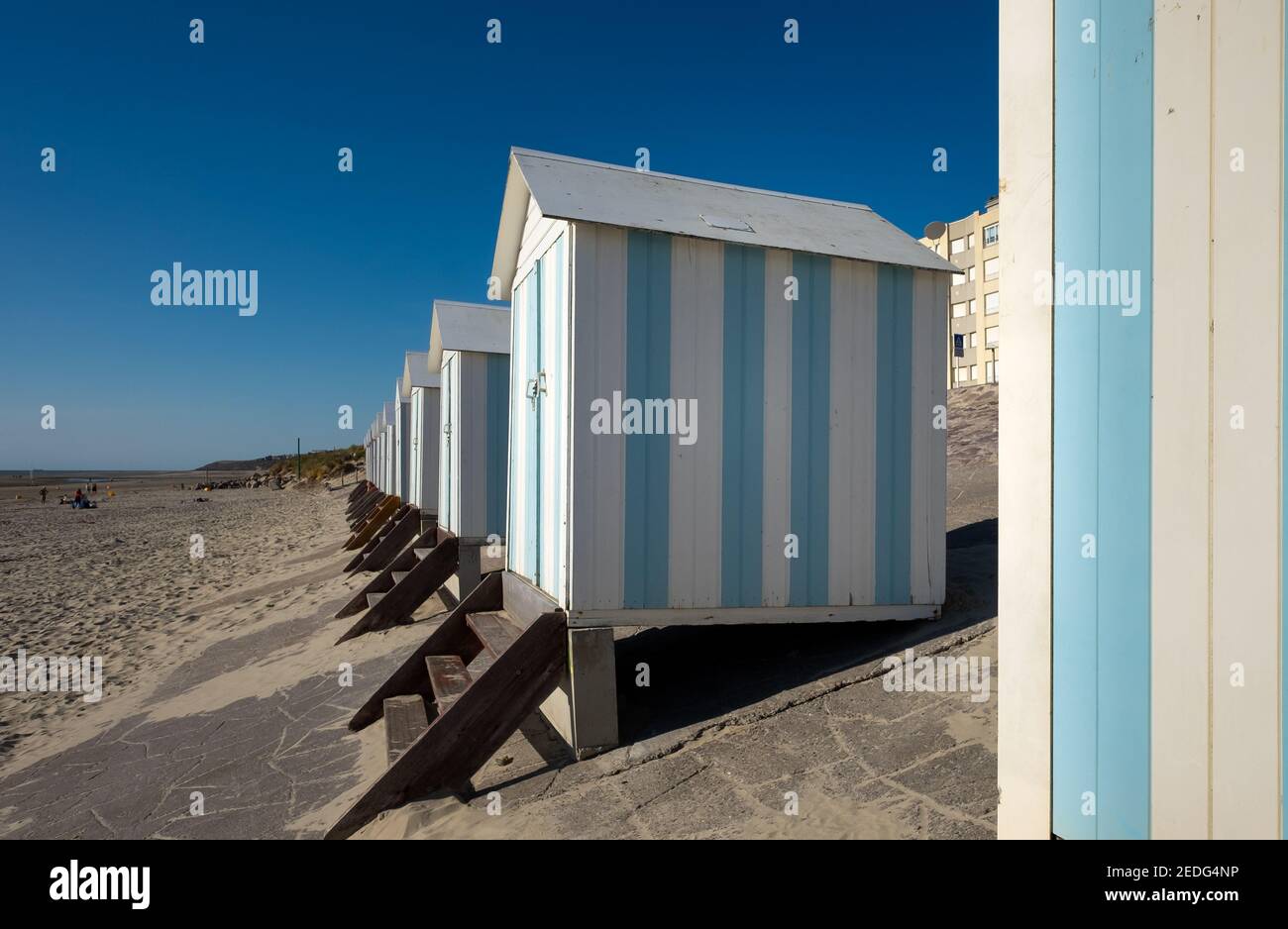 Gestreifte Strandhütten in Hardelot, Frankreich. Stockfoto
