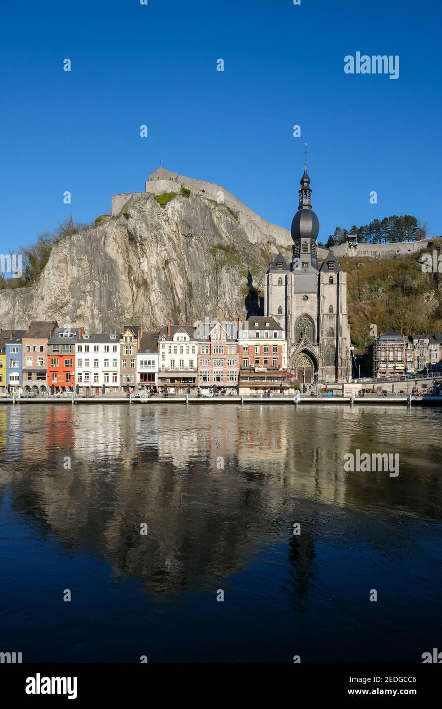 Landschaftlich schöne Aussicht auf die Stadt Dinant spiegelt sich im Fluss Maas Stockfoto