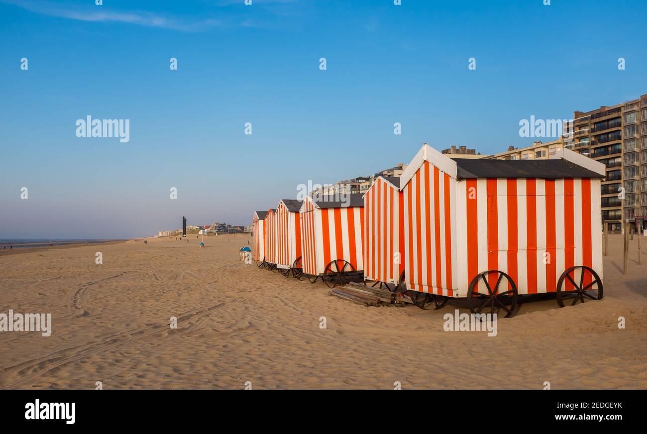 Alte Strandhütten an der belgischen Küste Stockfoto