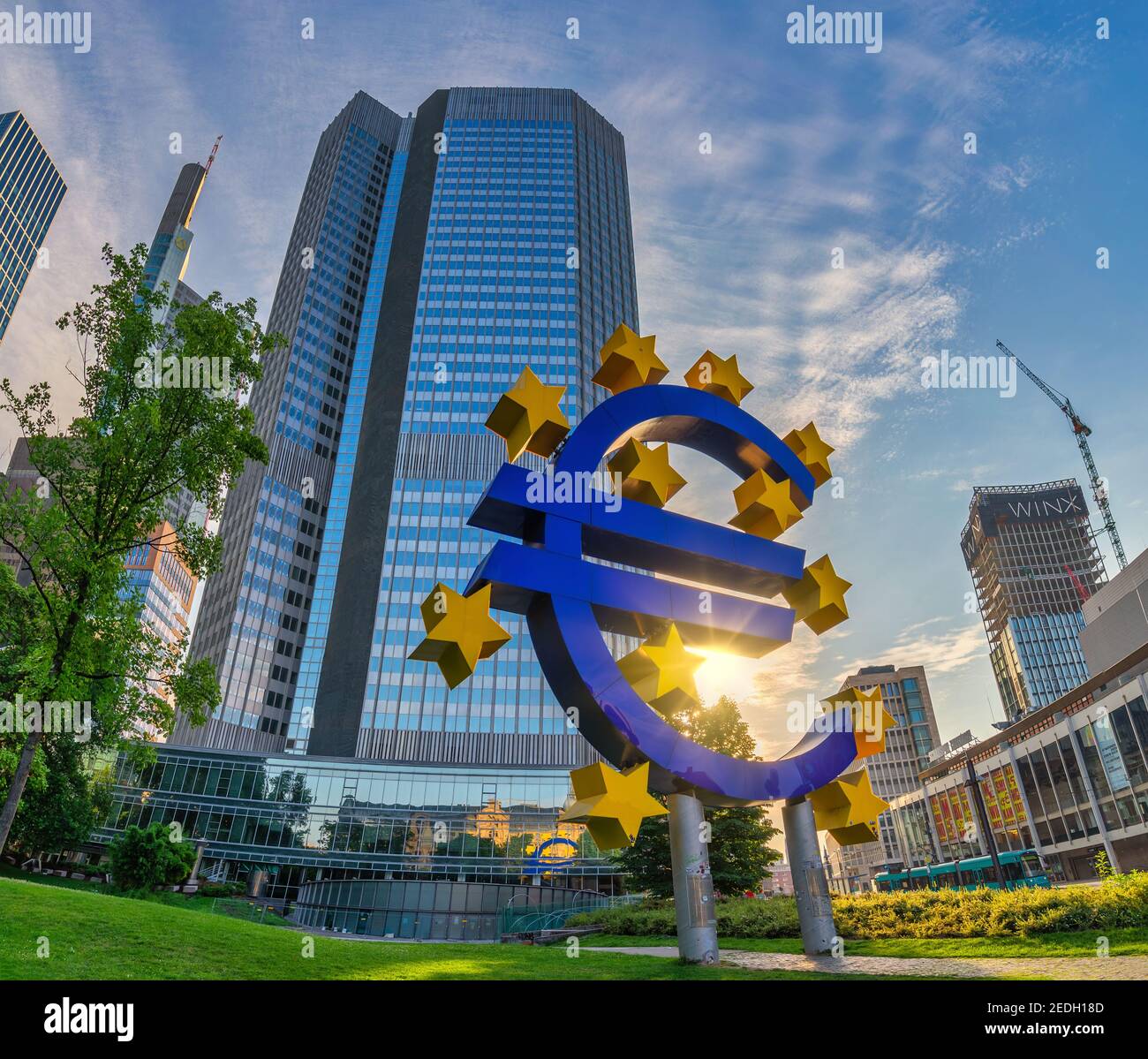 Frankfurt, Deutschland - 9. Juli 2017: sonnenaufgang City Skyline bei der Europäischen Zentralbank (EZB) und Euro-Zeichen Stockfoto