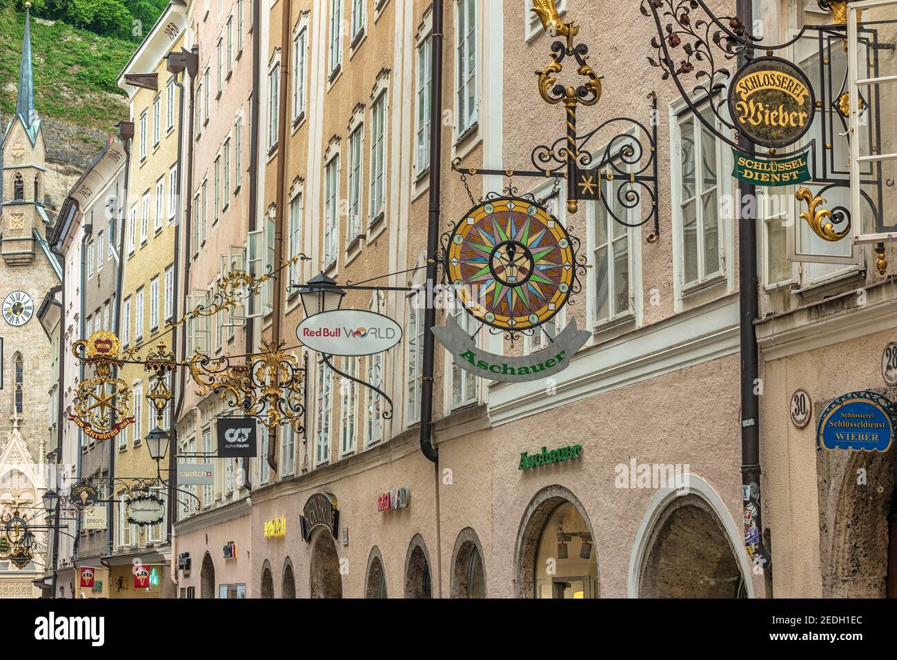 Salzburg, Österreich - Mai 19,2019 : Skyline der Stadt und schmiedeeiserne Schilder an der Grain Lane die berühmte Einkaufsstraße von Salzburg Österreich Stockfoto