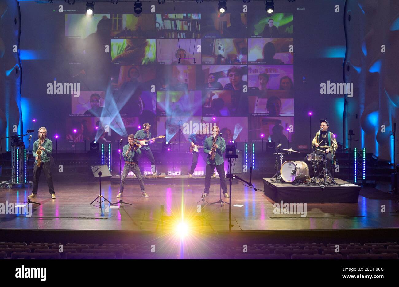 Potsdam, Deutschland. Februar 2021, 12th. Die Berliner Band 'Make A Move' spielt live auf der Bühne im Nikolaisaal bei einem interaktiven Zoom-Konzert. Da aufgrund der Corona-Vorschriften keine Veranstaltungen mit Zuschauern in der Lockdown stattfinden können, werden seit dem 15,01.2021 jeden Freitag um 8pm Uhr Live-Konzerte in der Großen Halle gestreamt. Zuschauer können sich über Zoom anmelden, die Kamera einschalten, Eindrücke teilen oder während der Show Fragen der Künstler stellen. Für alle Konzerte kann ein freiwilliger Eintrittspreis bezahlt werden. Quelle: Soeren Stache/dpa-Zentralbild/dpa/Alamy Live News Stockfoto