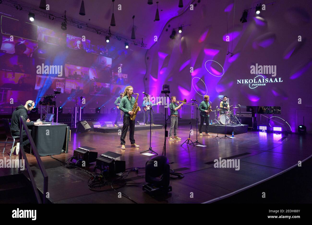 Potsdam, Deutschland. Februar 2021, 12th. Die Berliner Band 'Make A Move' spielt live auf der Bühne im Nikolaisaal bei einem interaktiven Zoom-Konzert. Da aufgrund der Corona-Vorschriften keine Veranstaltungen mit Zuschauern in der Lockdown stattfinden können, werden seit dem 15,01.2021 jeden Freitag um 8pm Uhr Live-Konzerte in der Großen Halle gestreamt. Zuschauer können sich über Zoom anmelden, die Kamera einschalten, Eindrücke teilen oder während der Show Fragen der Künstler stellen. Für alle Konzerte kann ein freiwilliger Eintrittspreis bezahlt werden. Quelle: Soeren Stache/dpa-Zentralbild/dpa/Alamy Live News Stockfoto
