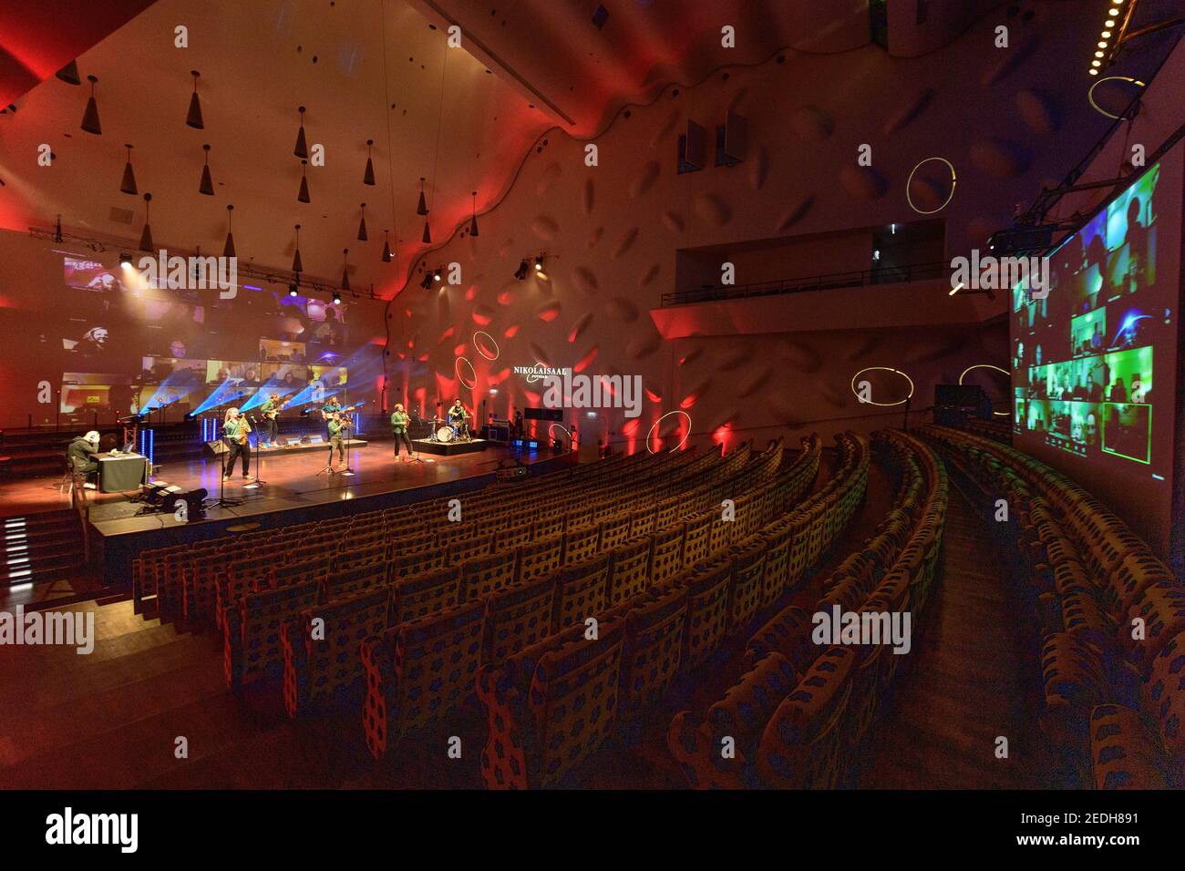 Potsdam, Deutschland. Februar 2021, 12th. Die Berliner Band 'Make A Move' spielt live auf der Bühne im Nikolaisaal bei einem interaktiven Zoom-Konzert. Da aufgrund der Corona-Vorschriften keine Veranstaltungen mit Zuschauern in der Lockdown stattfinden können, werden seit dem 15,01.2021 jeden Freitag um 8pm Uhr Live-Konzerte in der Großen Halle gestreamt. Zuschauer können sich über Zoom anmelden, die Kamera einschalten, Eindrücke teilen oder während der Show Fragen der Künstler stellen. Für alle Konzerte kann ein freiwilliger Eintrittspreis bezahlt werden. Quelle: Soeren Stache/dpa-Zentralbild/dpa/Alamy Live News Stockfoto