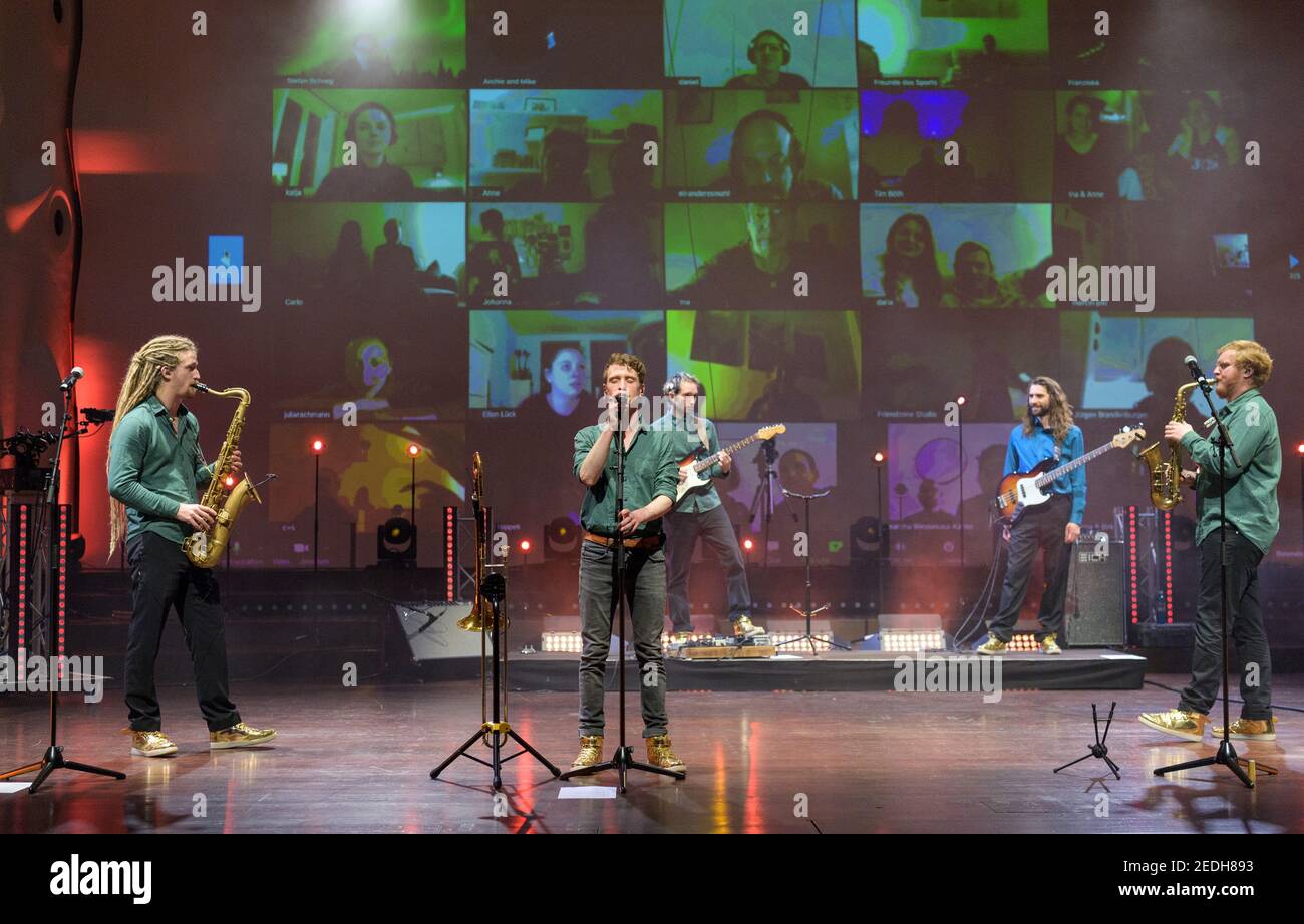 Potsdam, Deutschland. Februar 2021, 12th. Die Berliner Band 'Make A Move' spielt live auf der Bühne im Nikolaisaal bei einem interaktiven Zoom-Konzert. Da aufgrund der Corona-Vorschriften keine Veranstaltungen mit Zuschauern in der Lockdown stattfinden können, werden seit dem 15,01.2021 jeden Freitag um 8pm Uhr Live-Konzerte in der Großen Halle gestreamt. Zuschauer können sich über Zoom anmelden, die Kamera einschalten, Eindrücke teilen oder während der Show Fragen der Künstler stellen. Für alle Konzerte kann ein freiwilliger Eintrittspreis bezahlt werden. Quelle: Soeren Stache/dpa-Zentralbild/dpa/Alamy Live News Stockfoto