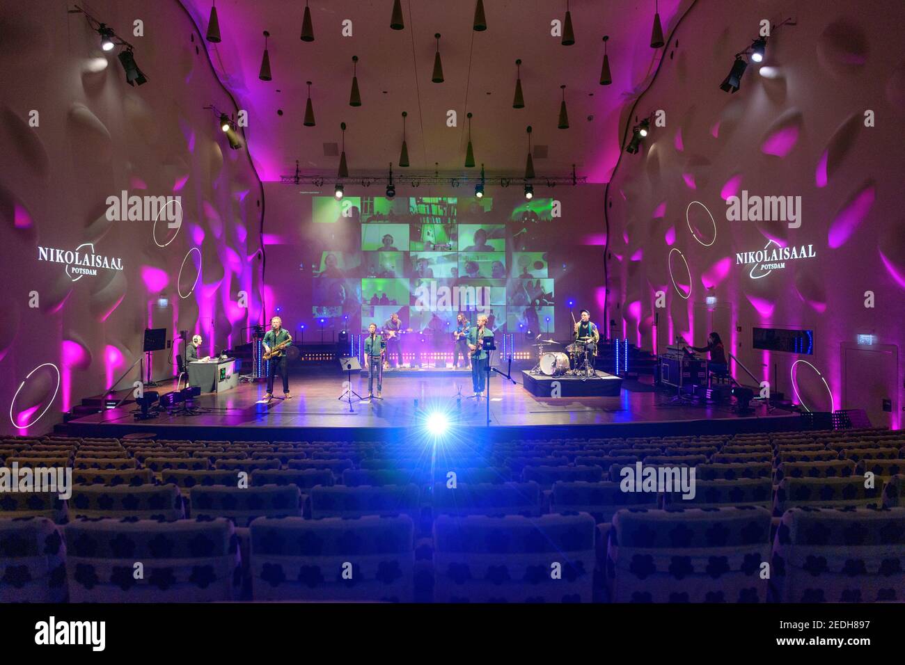 Potsdam, Deutschland. Februar 2021, 12th. Die Berliner Band 'Make A Move' spielt live auf der Bühne im Nikolaisaal bei einem interaktiven Zoom-Konzert. Da aufgrund der Corona-Vorschriften keine Veranstaltungen mit Zuschauern in der Lockdown stattfinden können, werden seit dem 15,01.2021 jeden Freitag um 8pm Uhr Live-Konzerte in der Großen Halle gestreamt. Zuschauer können sich über Zoom anmelden, die Kamera einschalten, Eindrücke teilen oder während der Show Fragen der Künstler stellen. Für alle Konzerte kann ein freiwilliger Eintrittspreis bezahlt werden. Quelle: Soeren Stache/dpa-Zentralbild/dpa/Alamy Live News Stockfoto